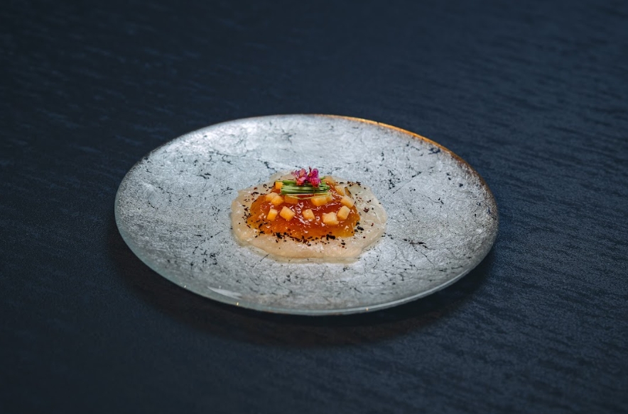 吃亘一郎的菜，首重「攪拌」，把堆疊醋凍、水蜜桃的比目魚刺身拌勻了吃，才知道主廚的功力所在。（赫士盟提供）