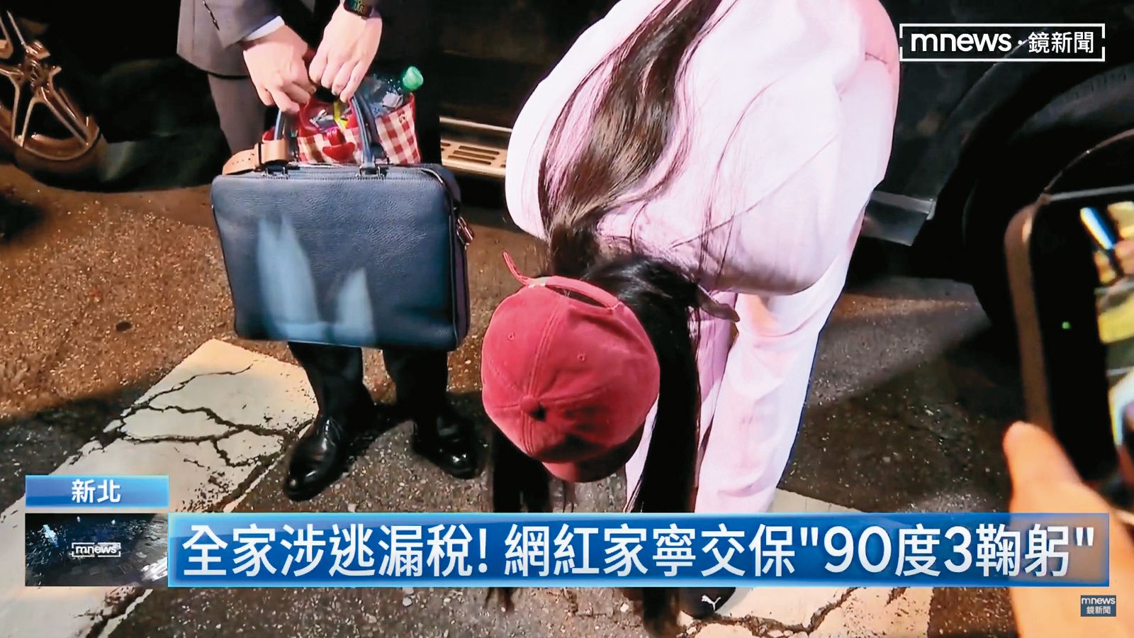 遭Andy控訴之後,家寧出庭應訊面對媒體,彎腰道歉彎得非常低。(翻攝自鏡新聞)