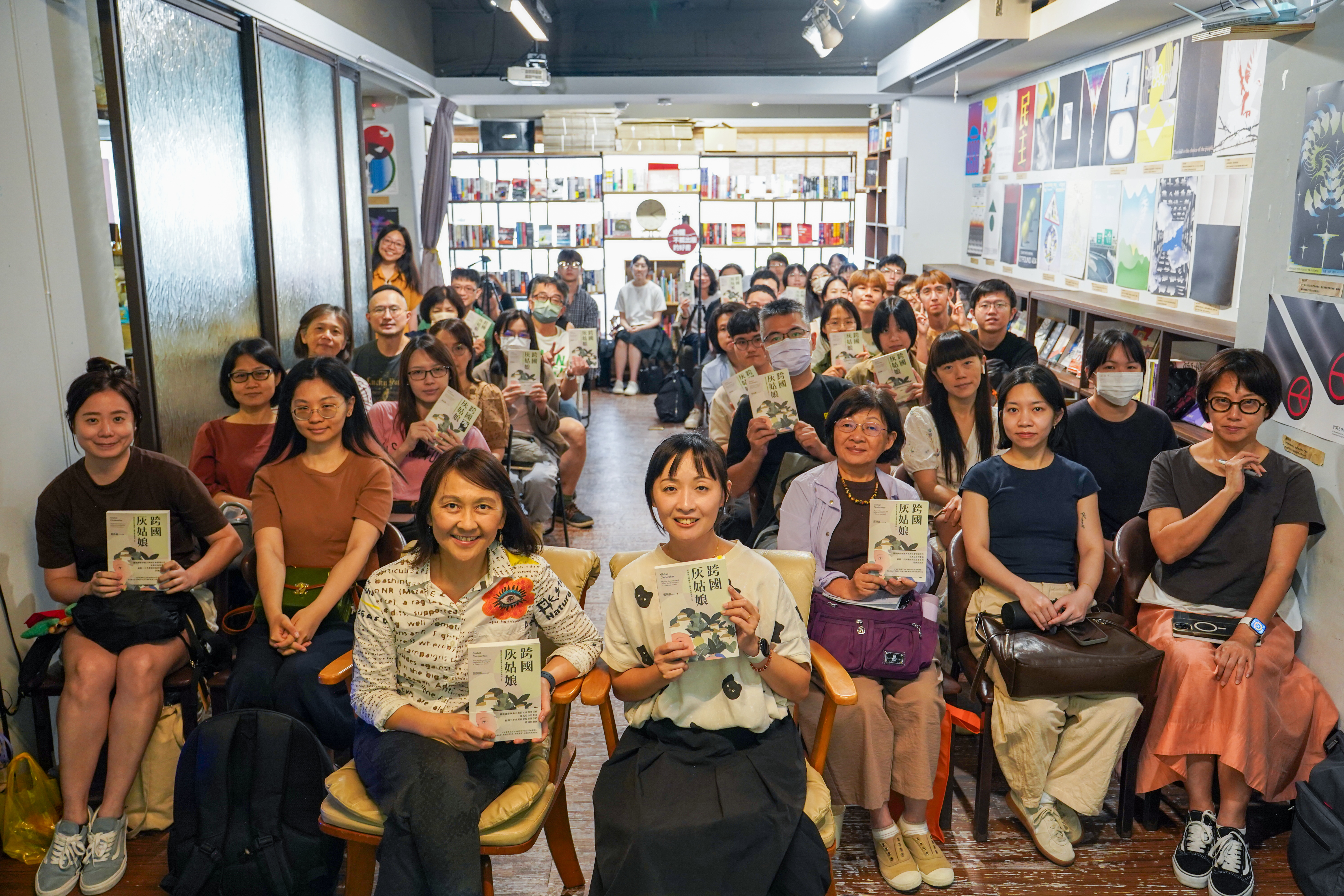 《跨國灰姑娘：當東南亞幫傭遇上臺灣新富家庭（新版）》新書分享會，作者藍佩嘉與主持人諶淑婷與現場讀者大合照。（鏡文學提供）