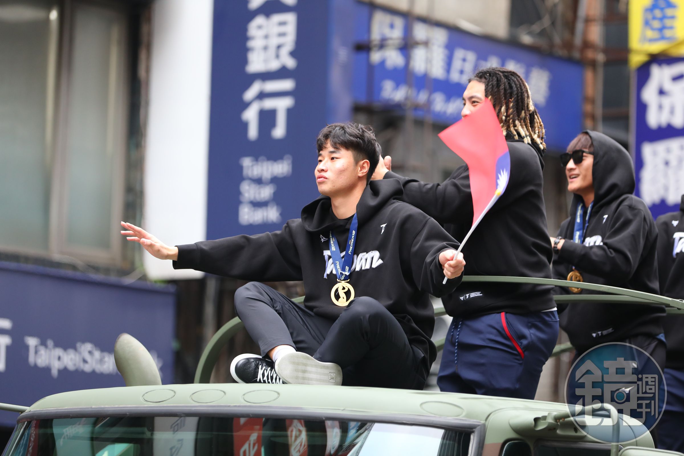 王牌投手林昱珉坐在車頂。