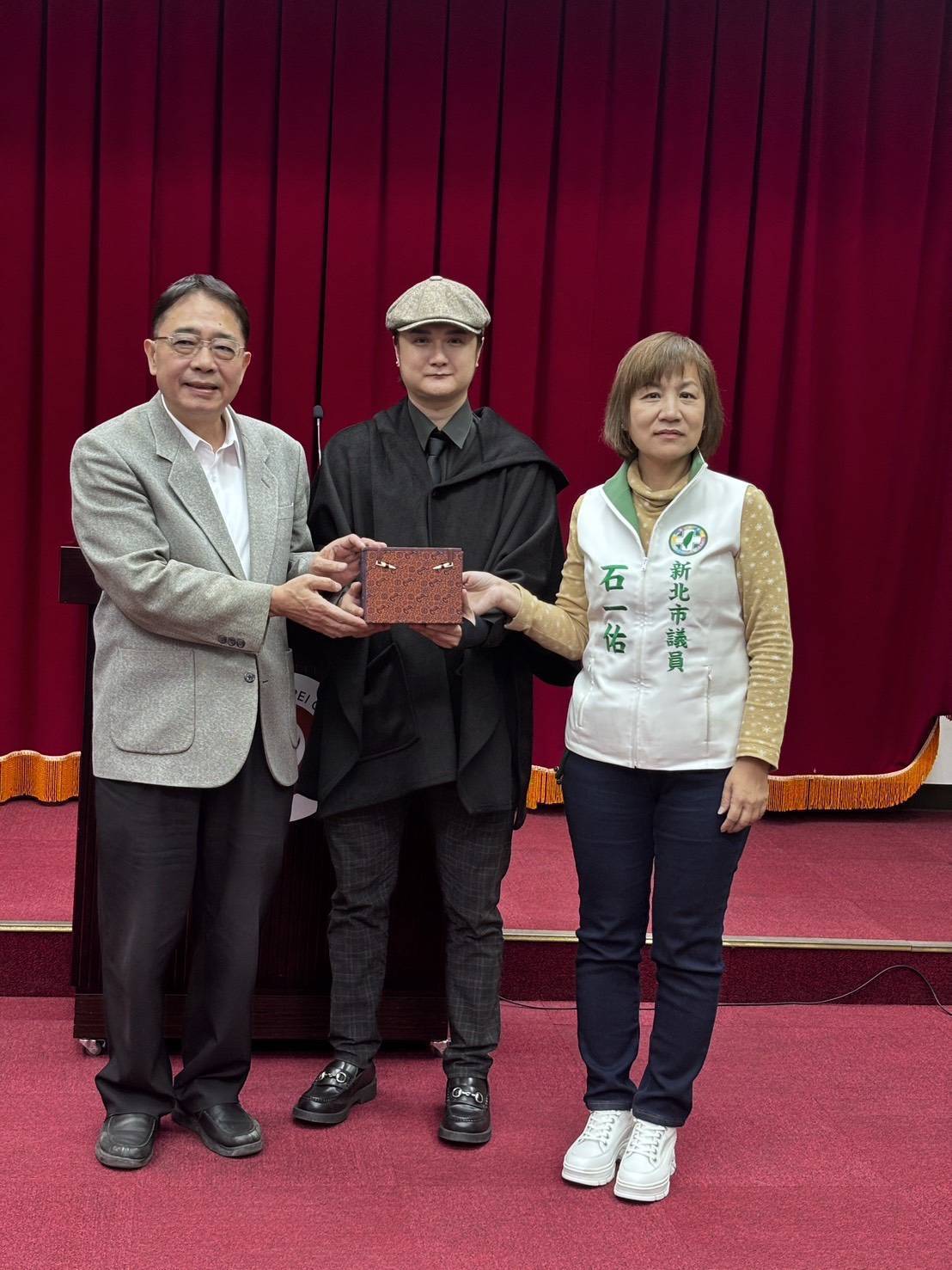 新北市議會副祕書長李政勳（左起）與楊朴睎以及議員石一佑盼深化民間團體與議會間的合作。（社團法人台灣楊金發公共議題關懷協會提供）