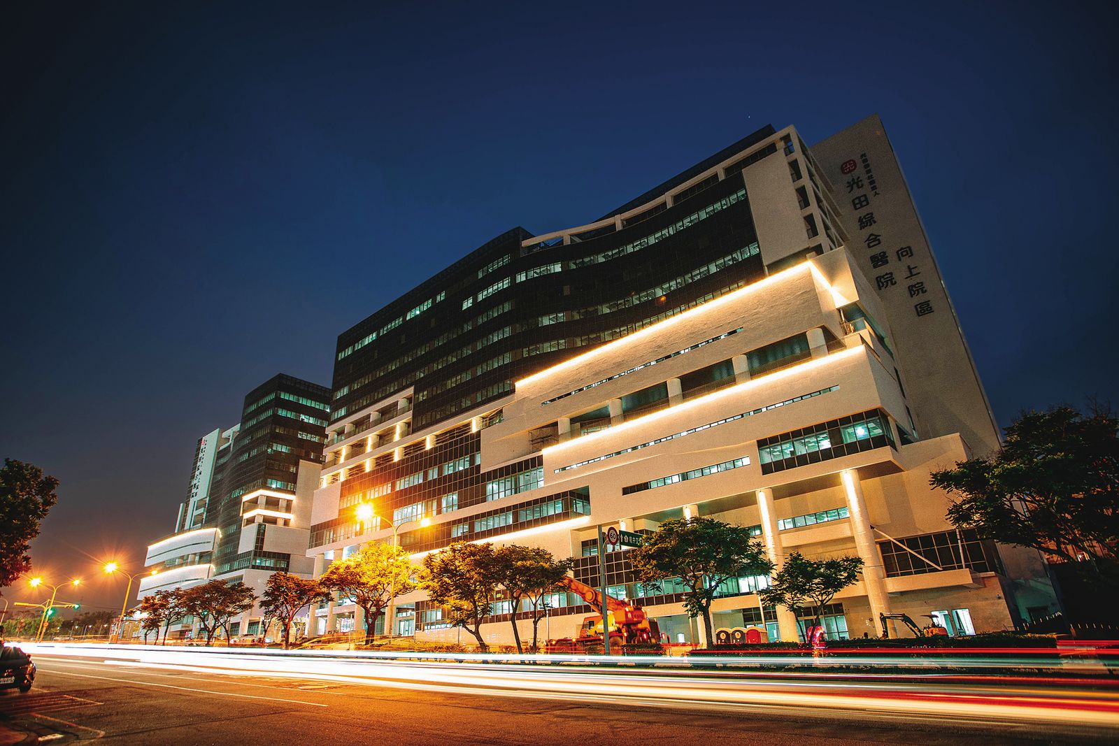 凱文的家族經營台中光田醫院及相關機構，包括弘光科技大學、弘道老人福利基金會等