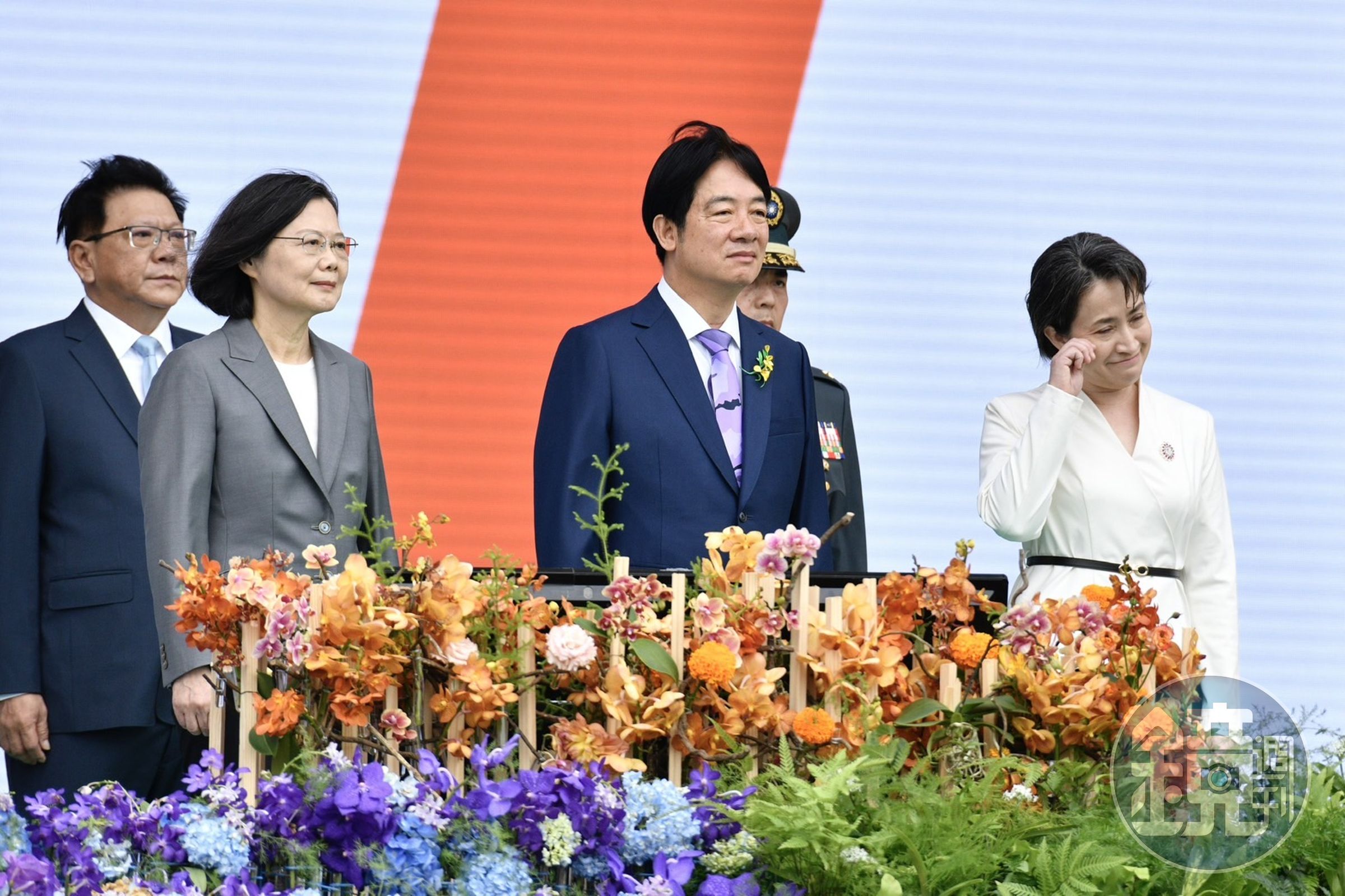 蔡英文在交棒給賴清德後,在賴清德、蕭美琴陪同下步出任職8年的總統府並搭車離去。
