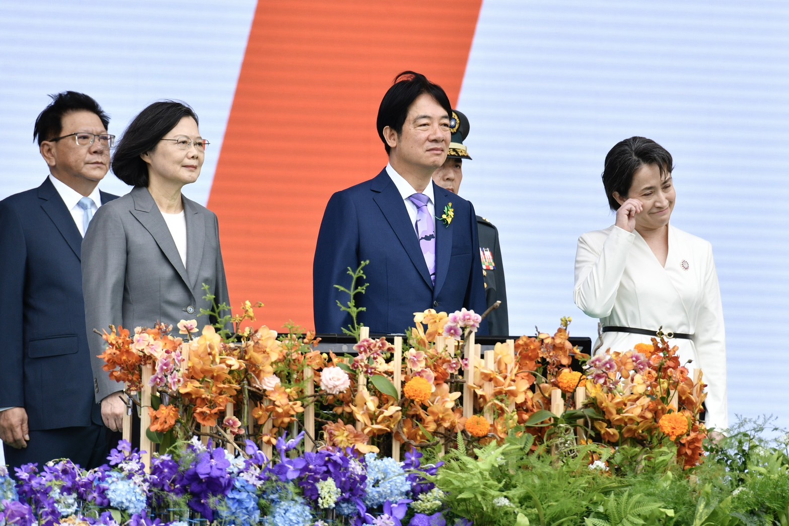 蔡英文在交棒給賴清德後，在賴清德、蕭美琴陪同下步出任職8年的總統府並搭車離去。