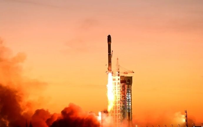 中國今天一早再度發射衛星火箭，且越過我國東北空域上空。（翻攝自微博）