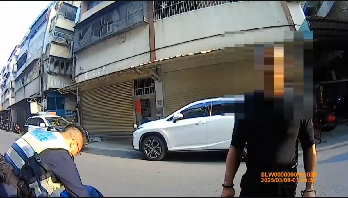 女子男友及路人合力將施暴男子壓制，由警方強制送醫。（翻攝畫面）