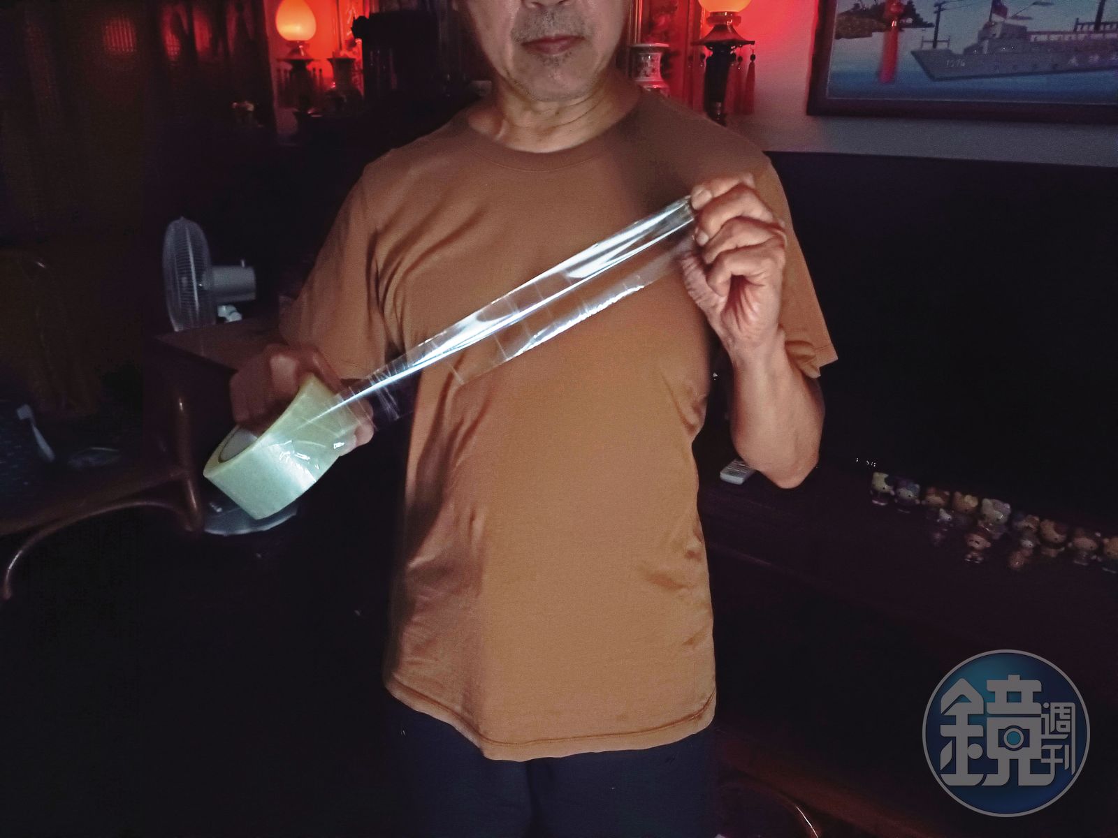 死者的頭部及上半身被透明膠帶緊緊纏繞，就像木乃伊。（示意畫面）
