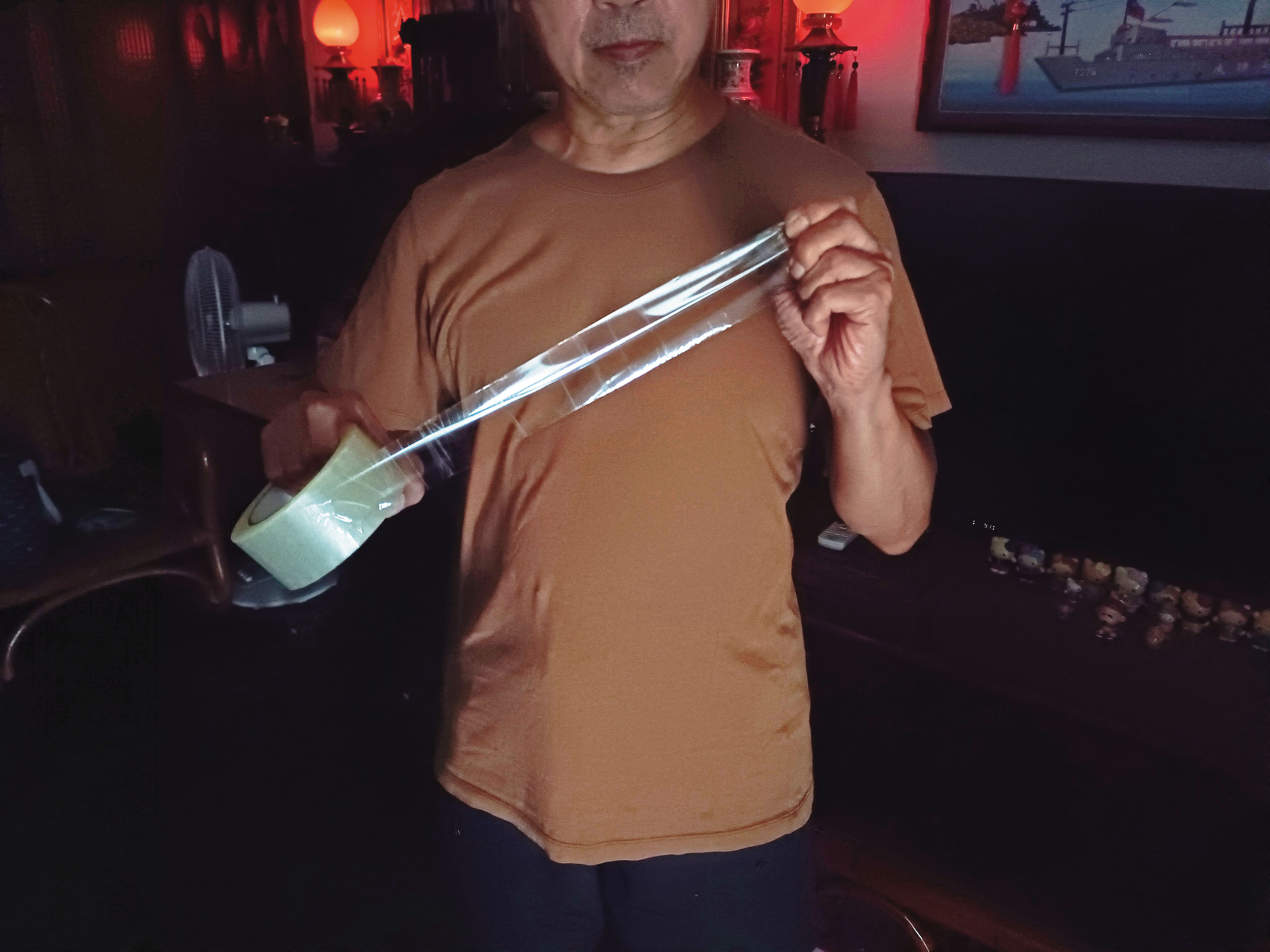 死者的頭部及上半身被透明膠帶緊緊纏繞，就像木乃伊。（示意畫面）