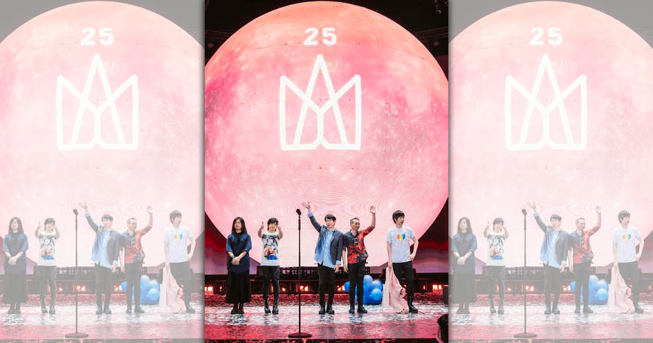 五月天和哈爾濱五迷一起賞「草莓月亮」。（相信音樂提供）