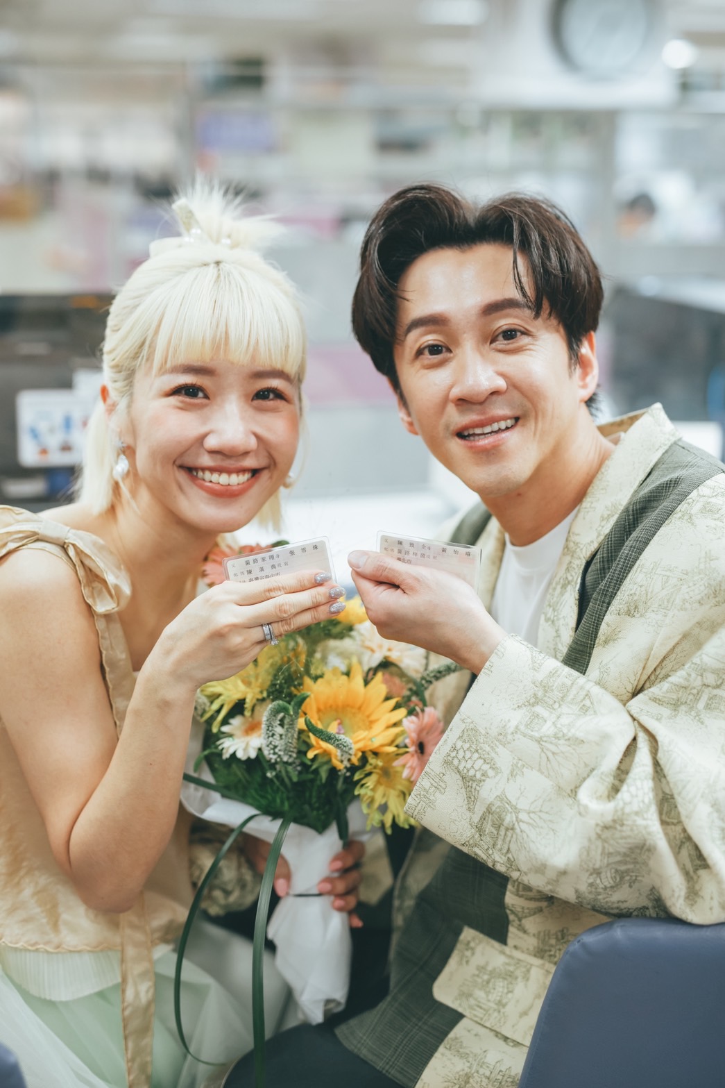 Lulu、陳漢典登記結婚後,拿著身分證合影。(經紀人提供)