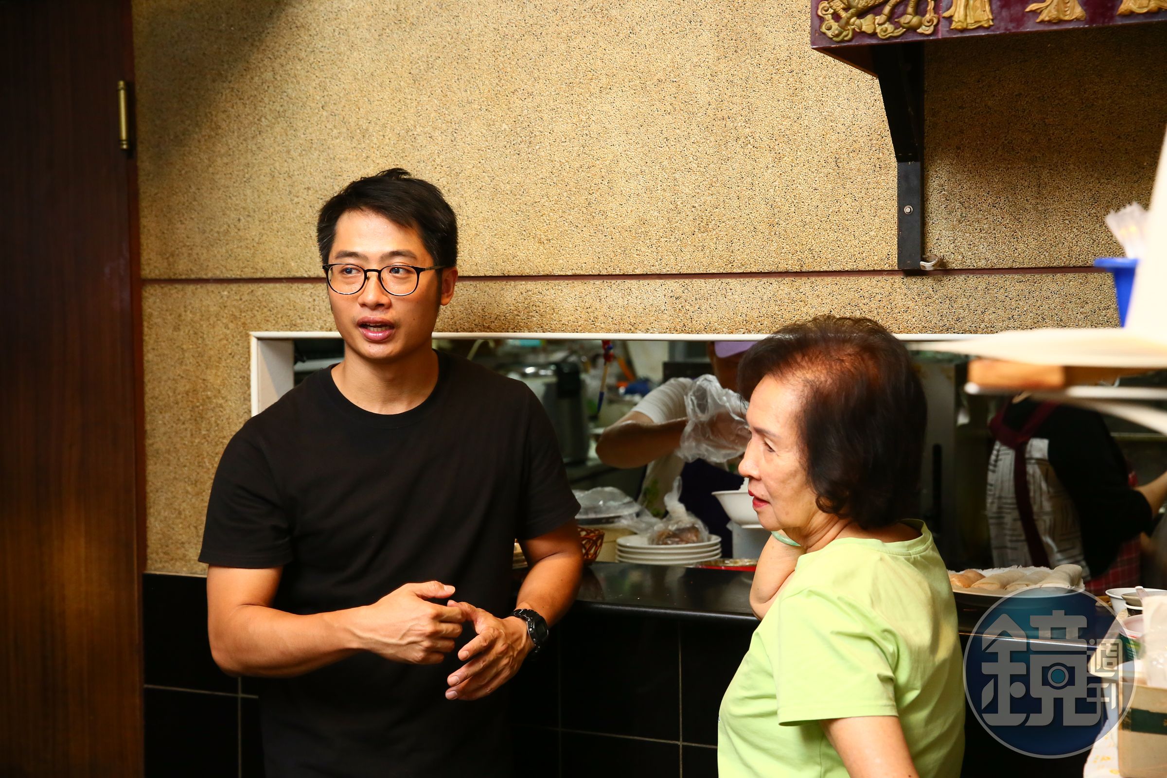  翠薪越南餐廳的第三代傳人林斯榮（左）承襲家傳手藝和龜毛精神，姑姑林潔明（右）不時到店裡把關品質。