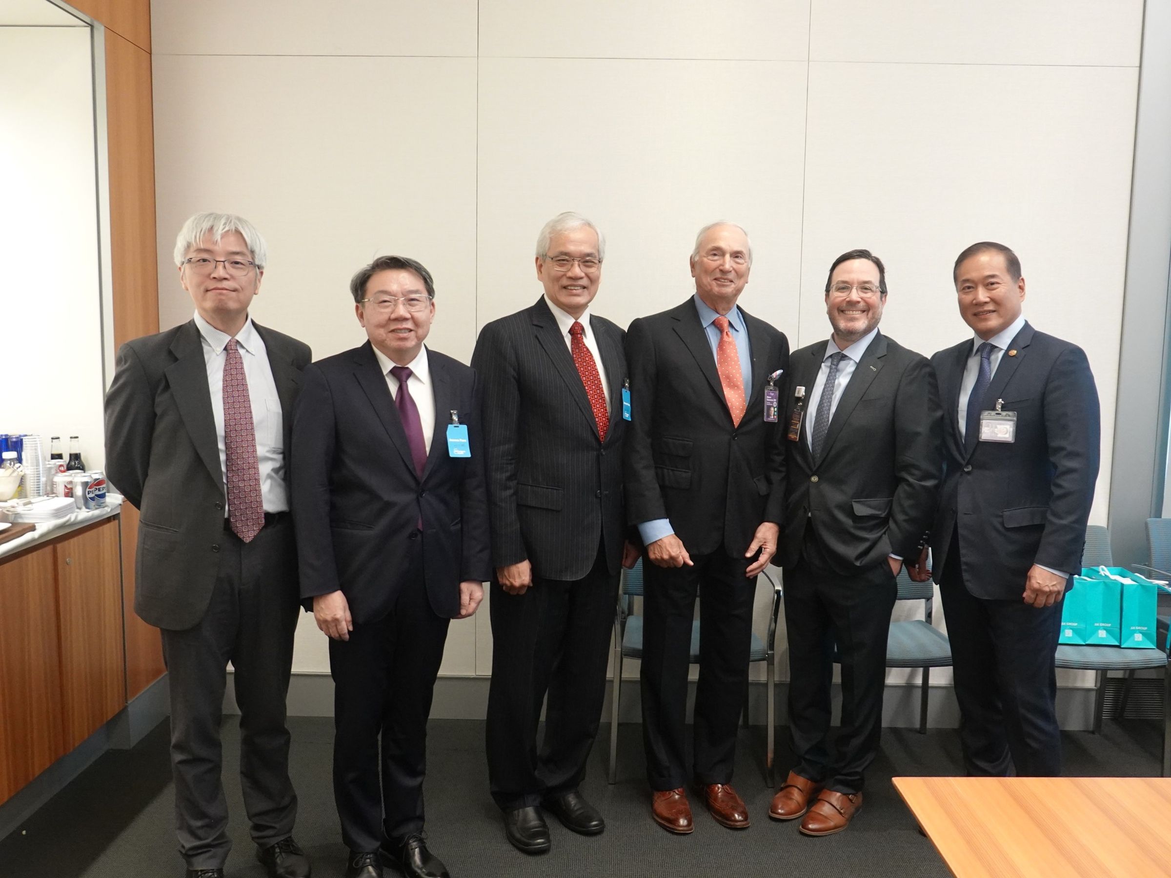 (右起):紐約大學董事辜仲立先生、Alec C. Kimmelman 教授、Robert I. Grossman 教授、北榮陳威明院長、李偉強副院長、藍耿立主任。(台北榮總提供)