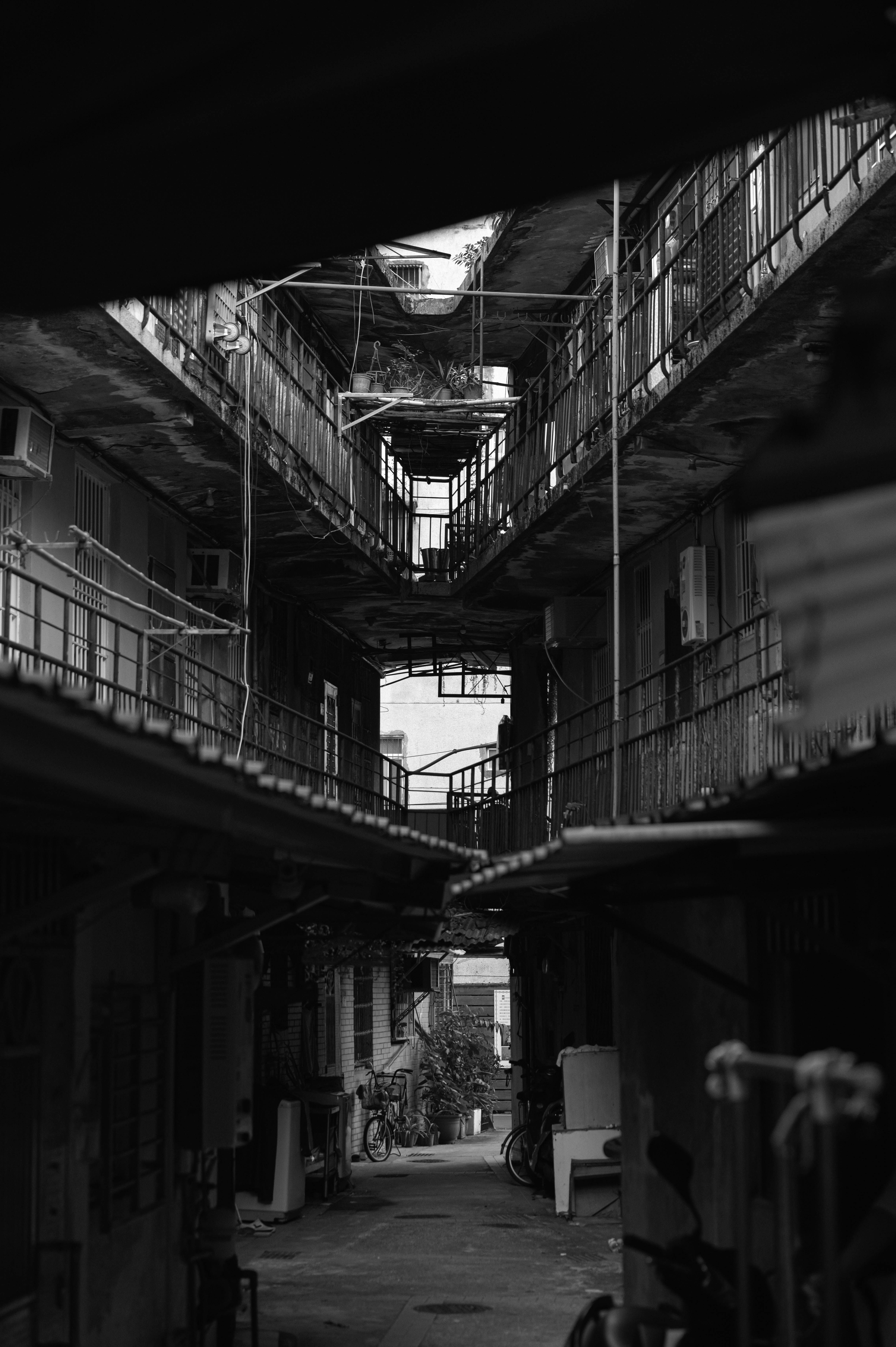 電影主場景選在台北市萬華巷弄內的警察宿舍，屋齡超過50多年，整棟建築物充滿故事感。（張作驥電影工作室提供）