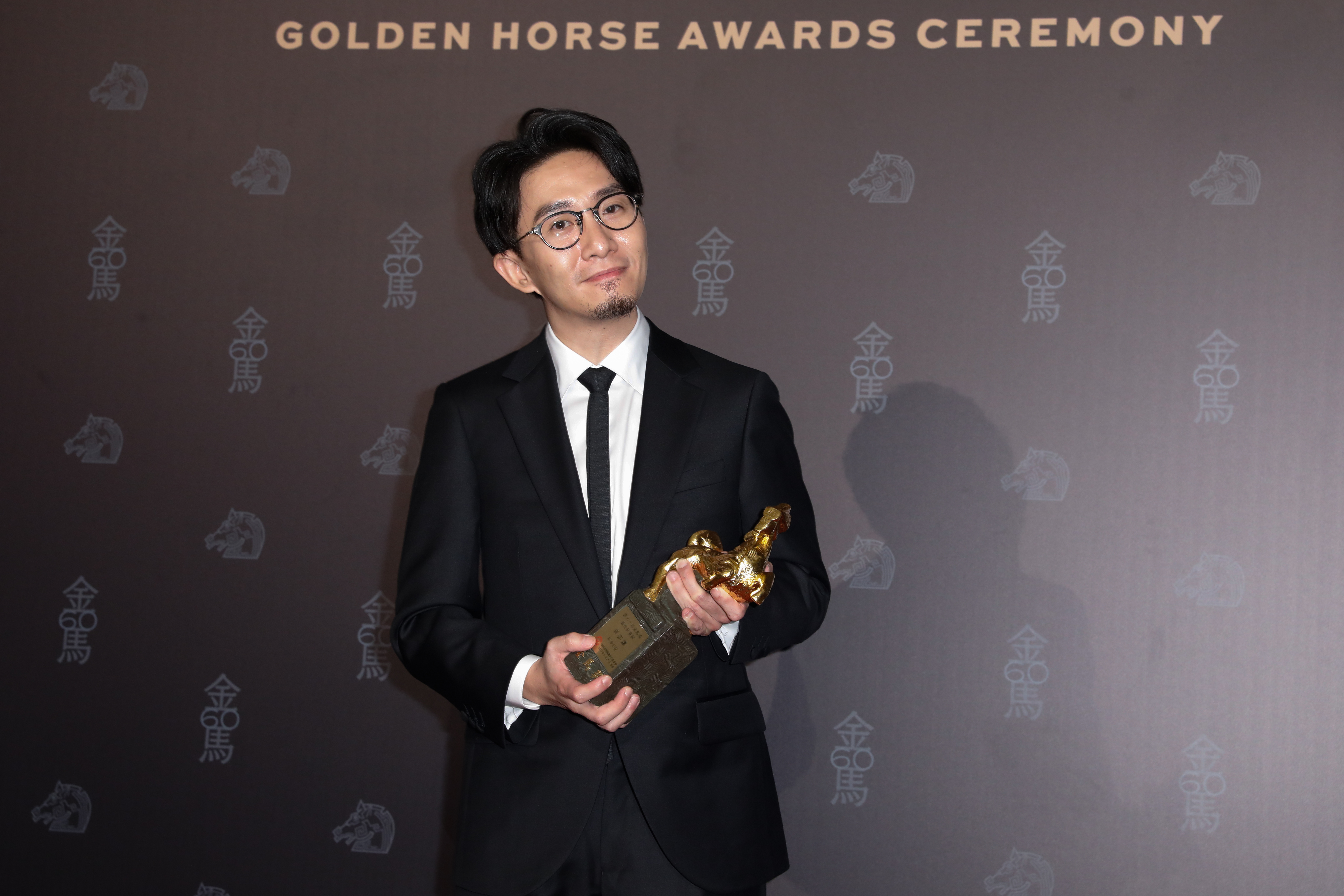 香港導演卓亦謙《年少日記》拿下金馬獎新導演獎，他說：「希望這部電影能讓留下來的人互相擁抱。」