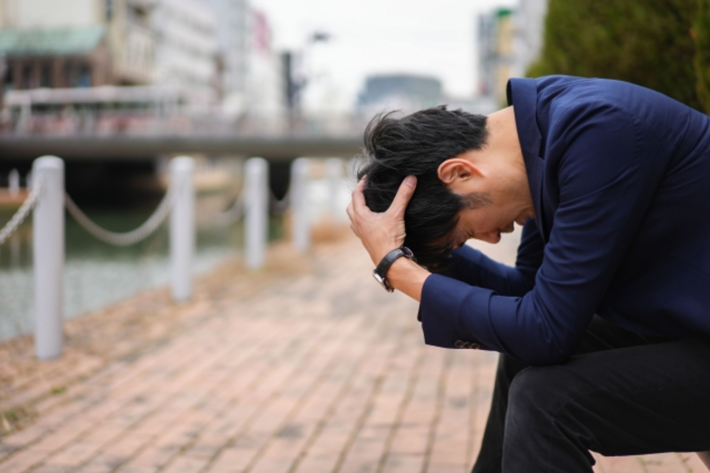一名人夫得知妻子過去從事八大行業的祕密,陷入離不離婚的痛苦抉擇。(示意圖 photoAC)