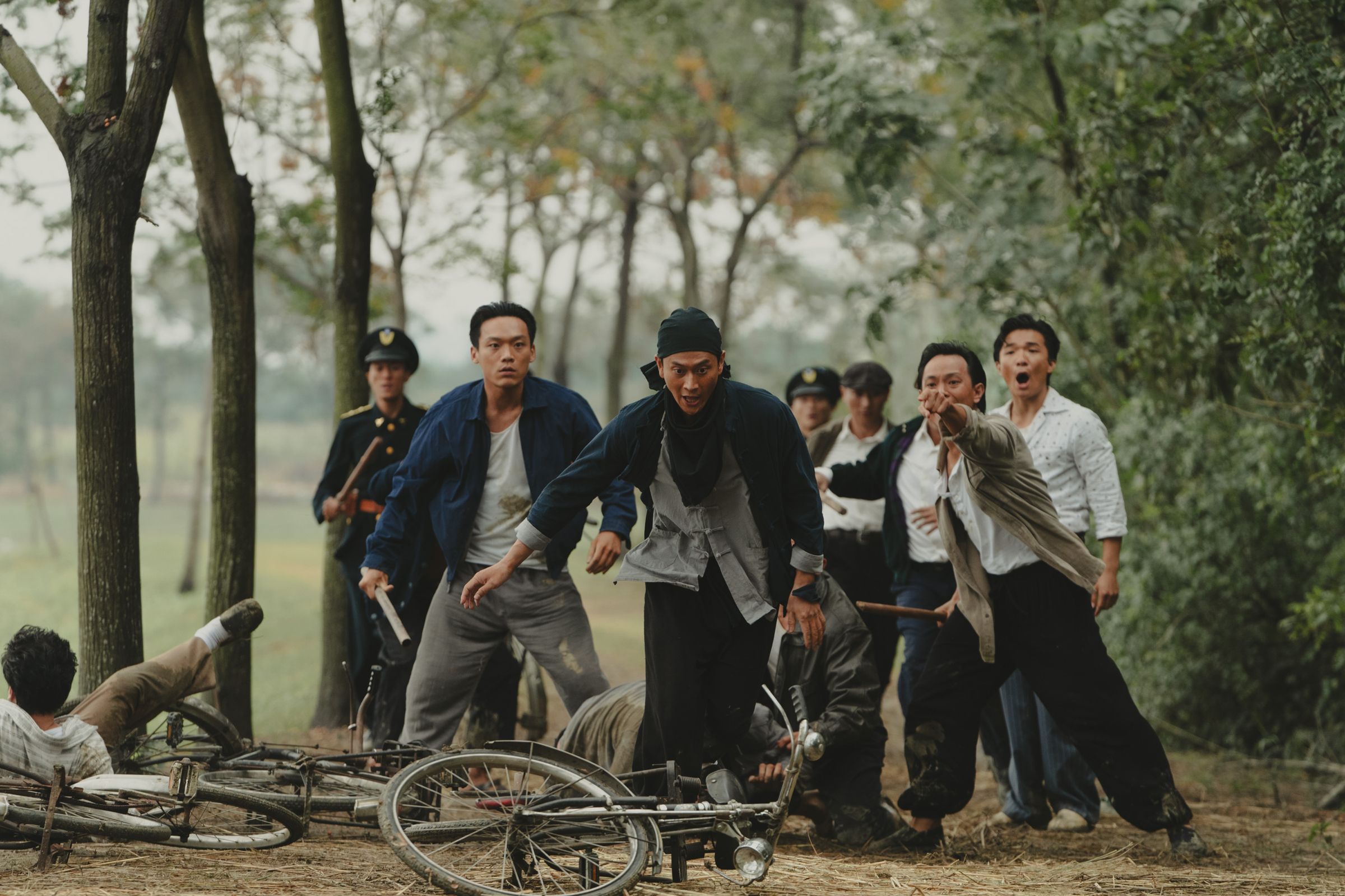 劉冠廷為飾演的飛賊一角，雨天實拍狂奔逃亡，做足功課。（華文創提供）