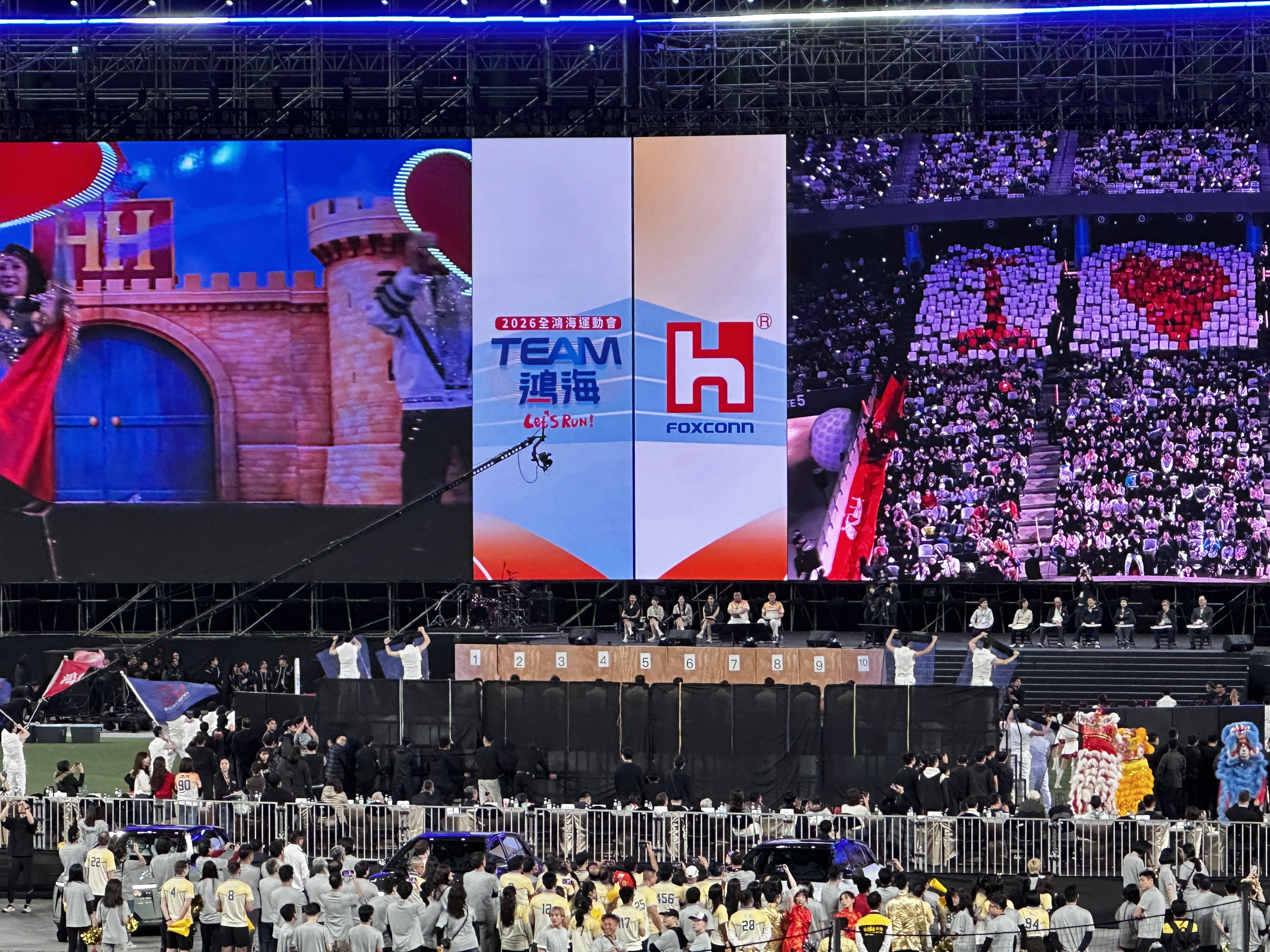 鴻海集團董事長劉揚偉今（12）日在「鴻海運動嘉年華」活動中不斷釋出驚喜。（讀者提供
）