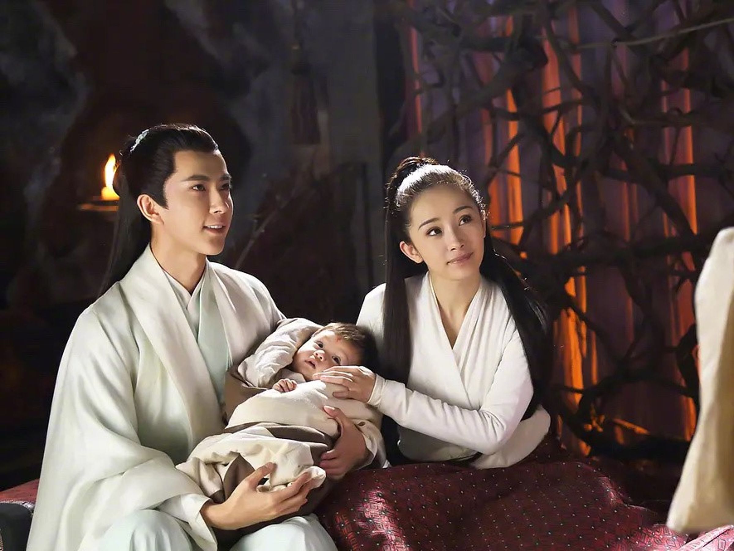 曾與于朦朧合作《三生三世十里桃花》的楊冪，得知噩耗後也在社群平台發文悼念。（翻攝自微博新浪娛樂）