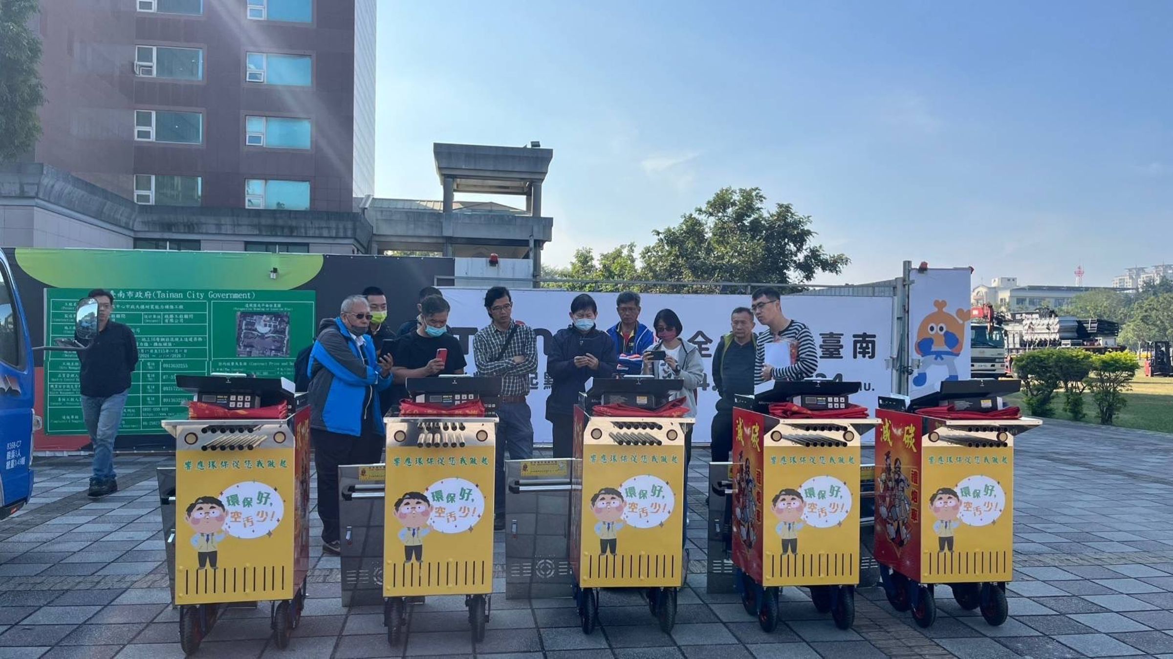 台南市政府近期新購了5台行動環保鞭炮機來取代傳統鞭炮的燃放方式,並計劃在即將到來的傳統節慶活動中全面推廣應用。(南市府提供)