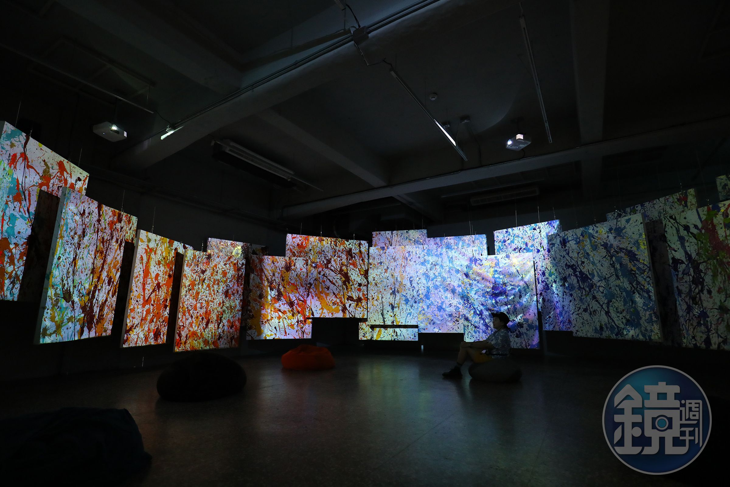 美術館內除了展出日本、香港、美國等地藝術家的作品，也能欣賞到然一酒店老闆、御盟集團創辦人邵永添的創作。