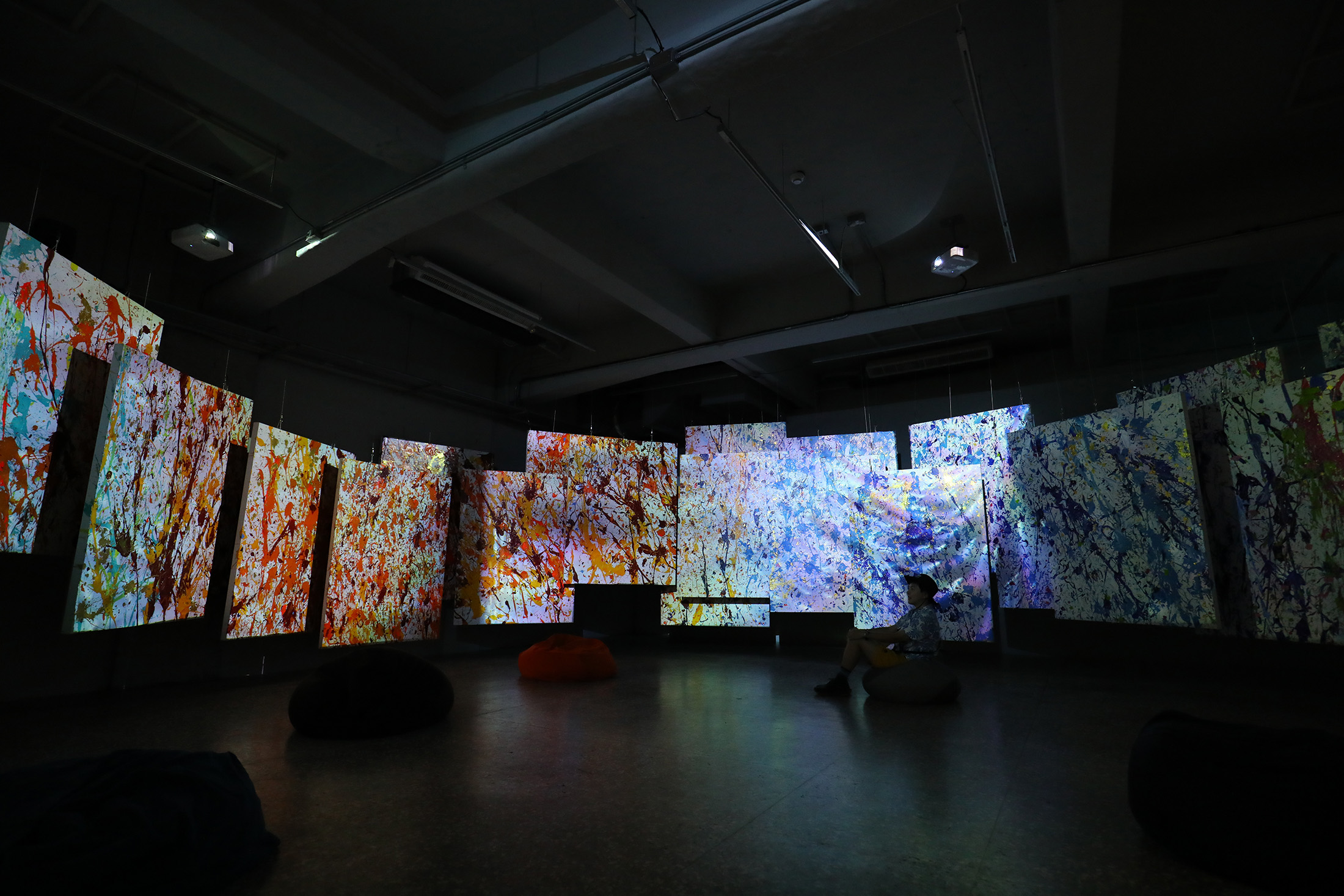 美術館內除了展出日本、香港、美國等地藝術家的作品，也能欣賞到然一酒店老闆、御盟集團創辦人邵永添的創作。