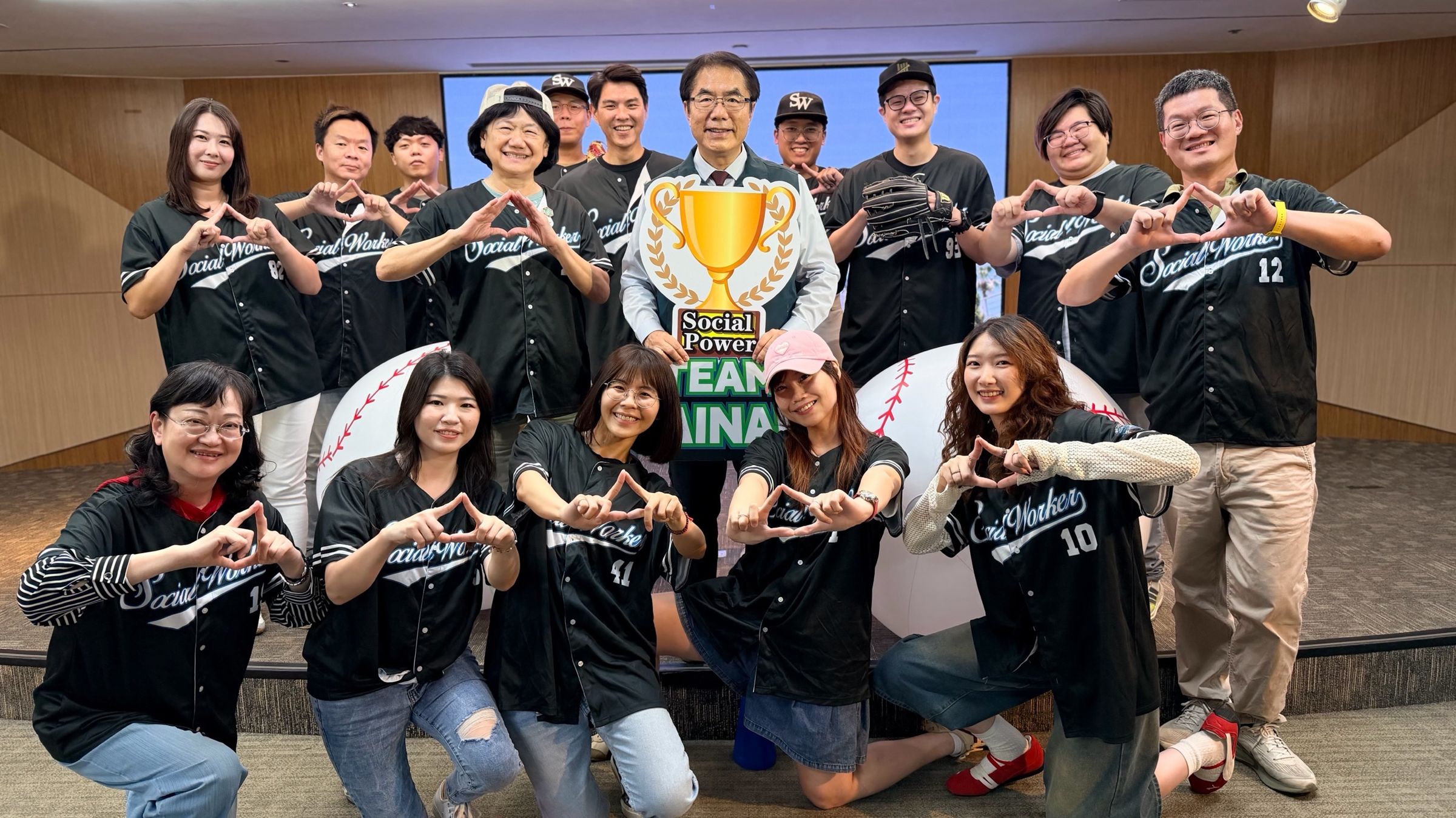 115年全國社會工作專業人員表揚典禮，臺南市公私部門共有15位社工人員榮獲表揚。