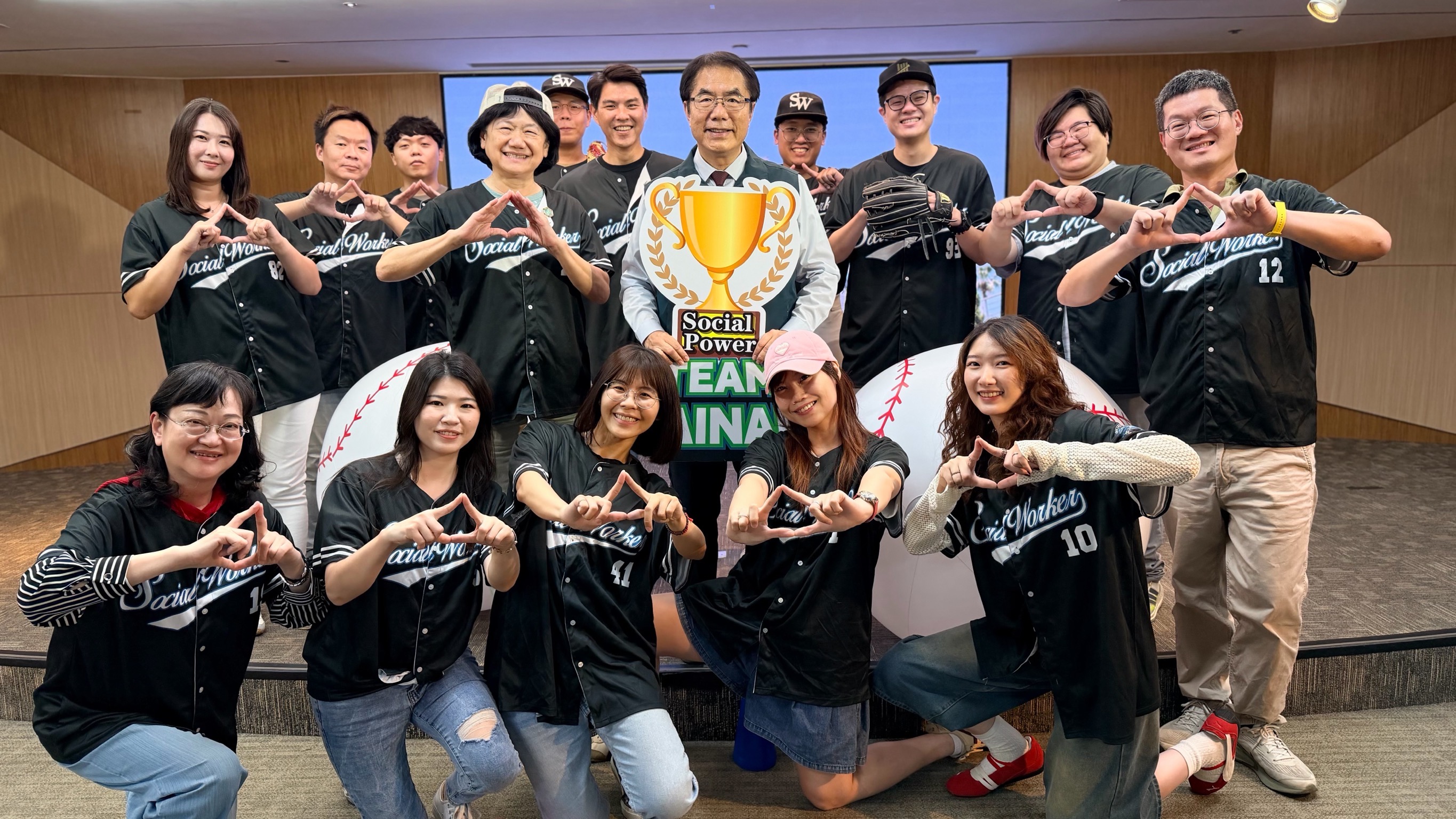 115年全國社會工作專業人員表揚典禮,臺南市公私部門共有15位社工人員榮獲表揚。
