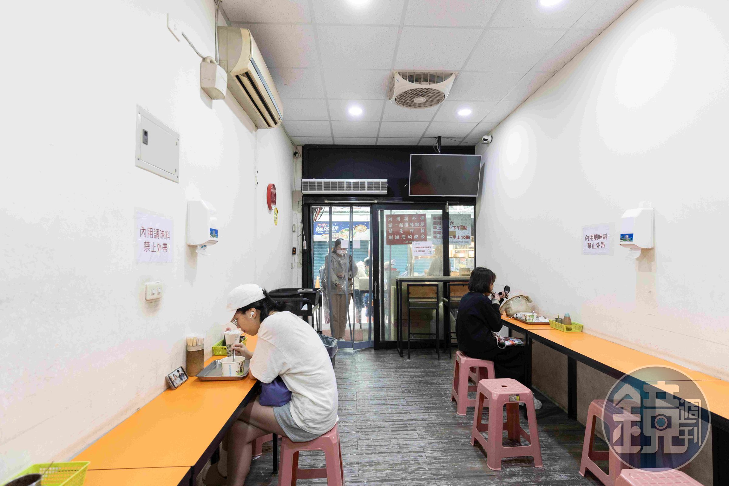 店裡只有兩排面牆的長桌,可以內用,但大部分人都是外帶回家享用。