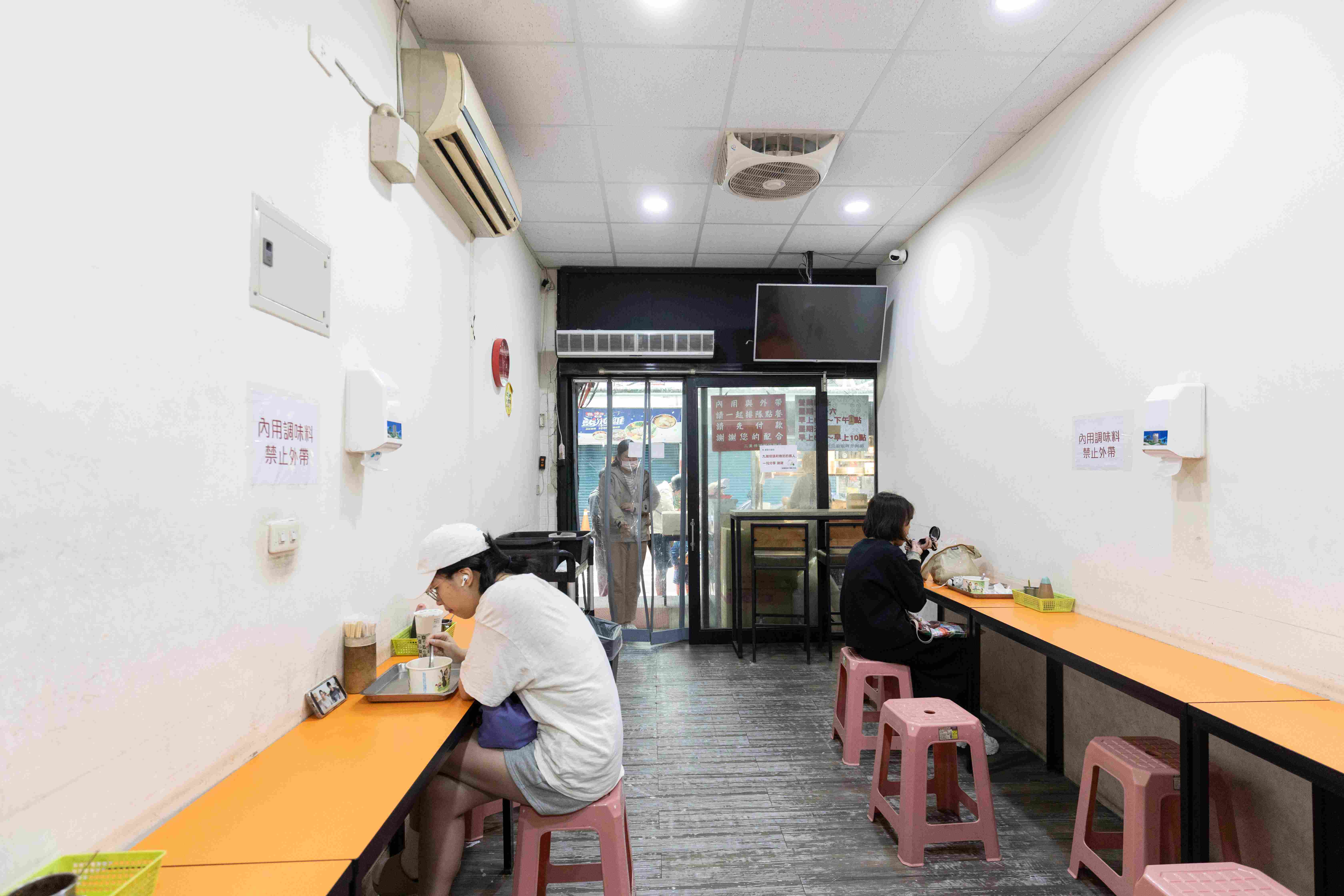 店裡只有兩排面牆的長桌，可以內用，但大部分人都是外帶回家享用。
