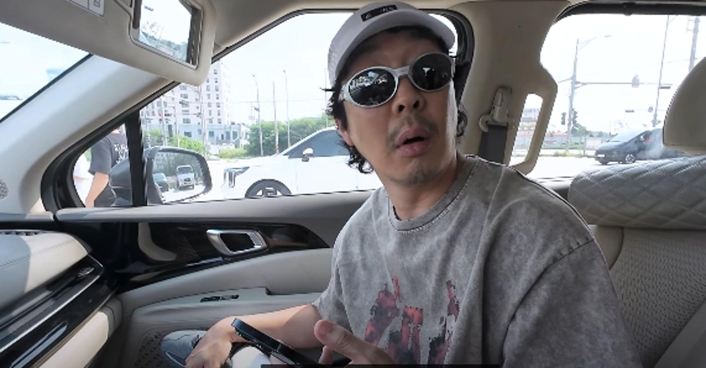 HAHA聽到喜訊時瞬間呆滯。（翻攝自YT）