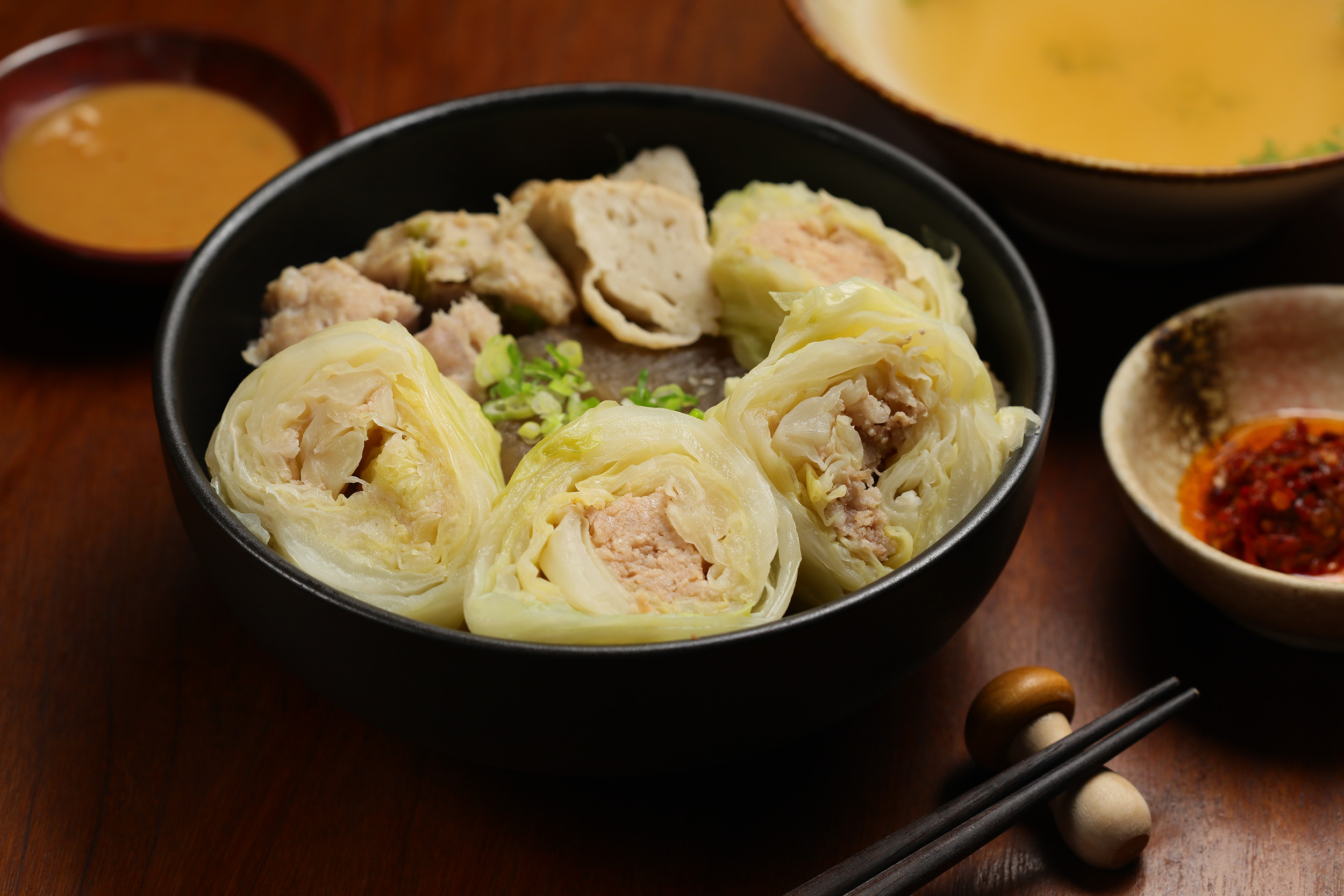 「二次会」以單純而美味溫的高湯及關東煮食材，為台北街頭提供一處溫暖的深夜食堂。