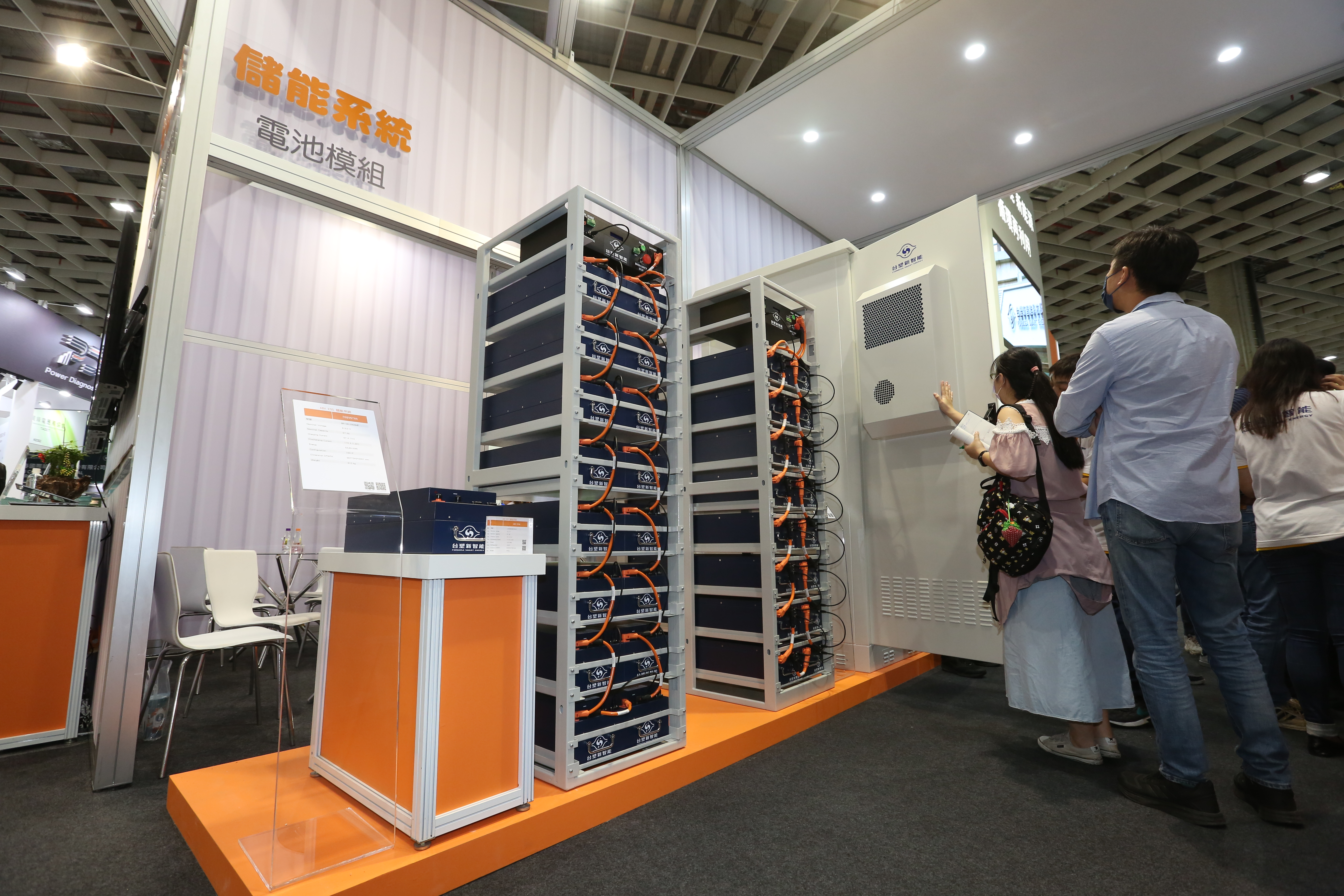 鋰電池占儲能成本高達5成以上，也是維運管理關鍵，為了控制成本，台塑新智能、熙特爾紛紛跨入自建產線。圖為台塑新智能儲能系統電池模組。（本刊資料照）