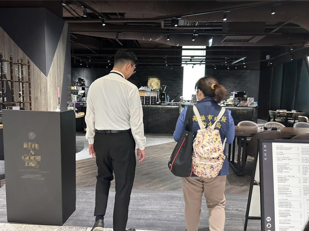 衛生局前往稽查「雞肉未熟」的咖啡廳，發現衛生疏失。（衛生局提供）