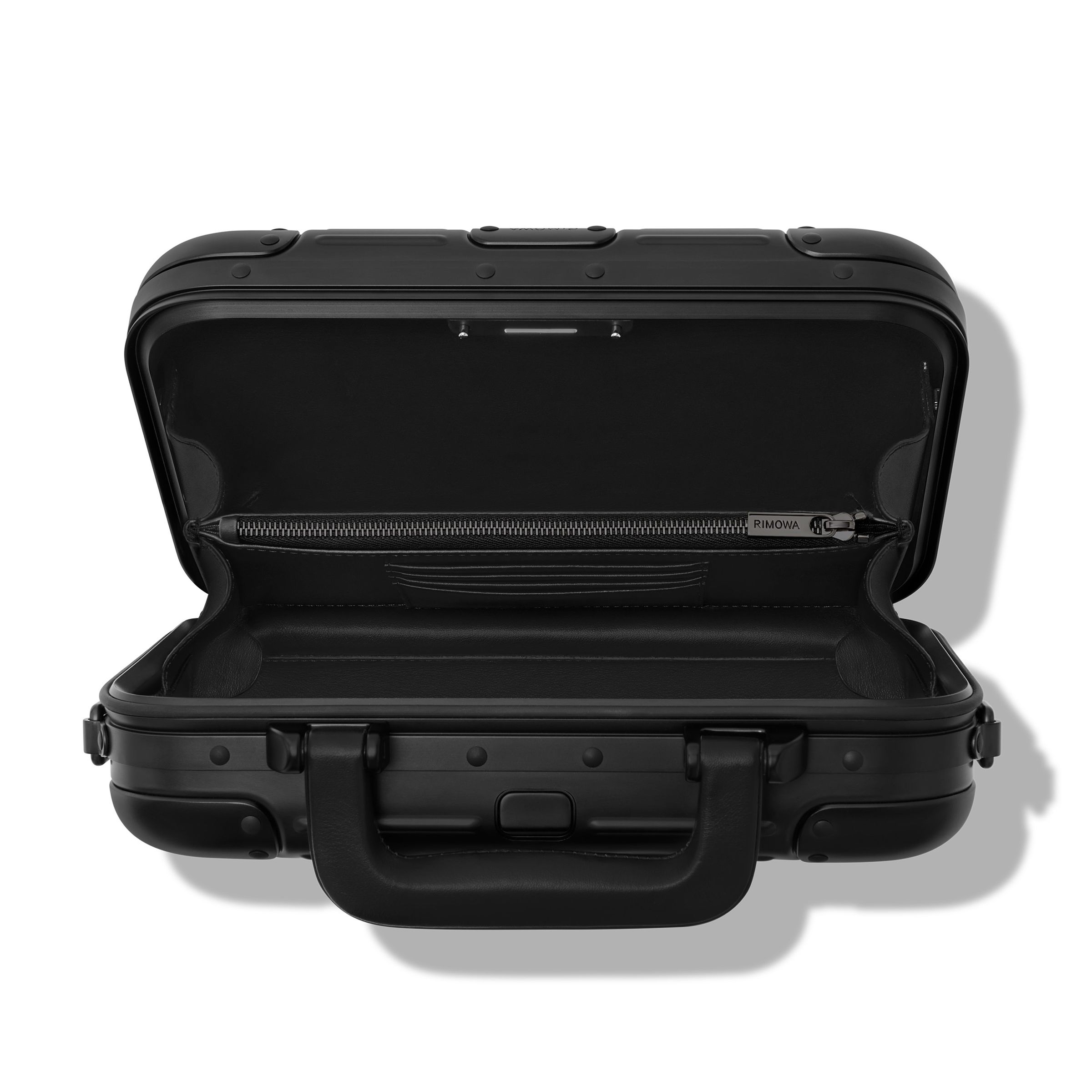 RIMOWA Original Bag內部以義大利製皮革打造。（美之心提供）