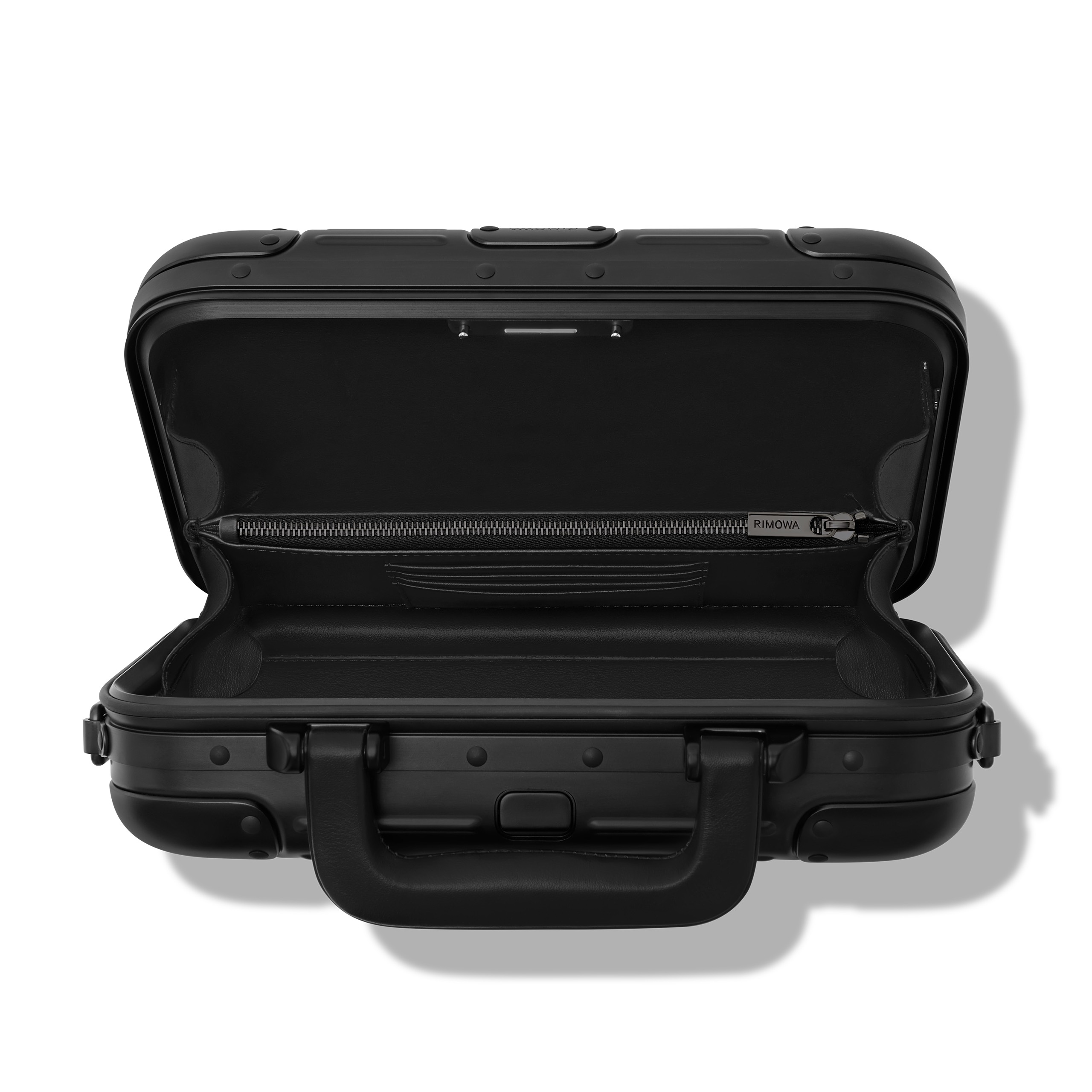 RIMOWA Original Bag內部以義大利製皮革打造。（美之心提供）