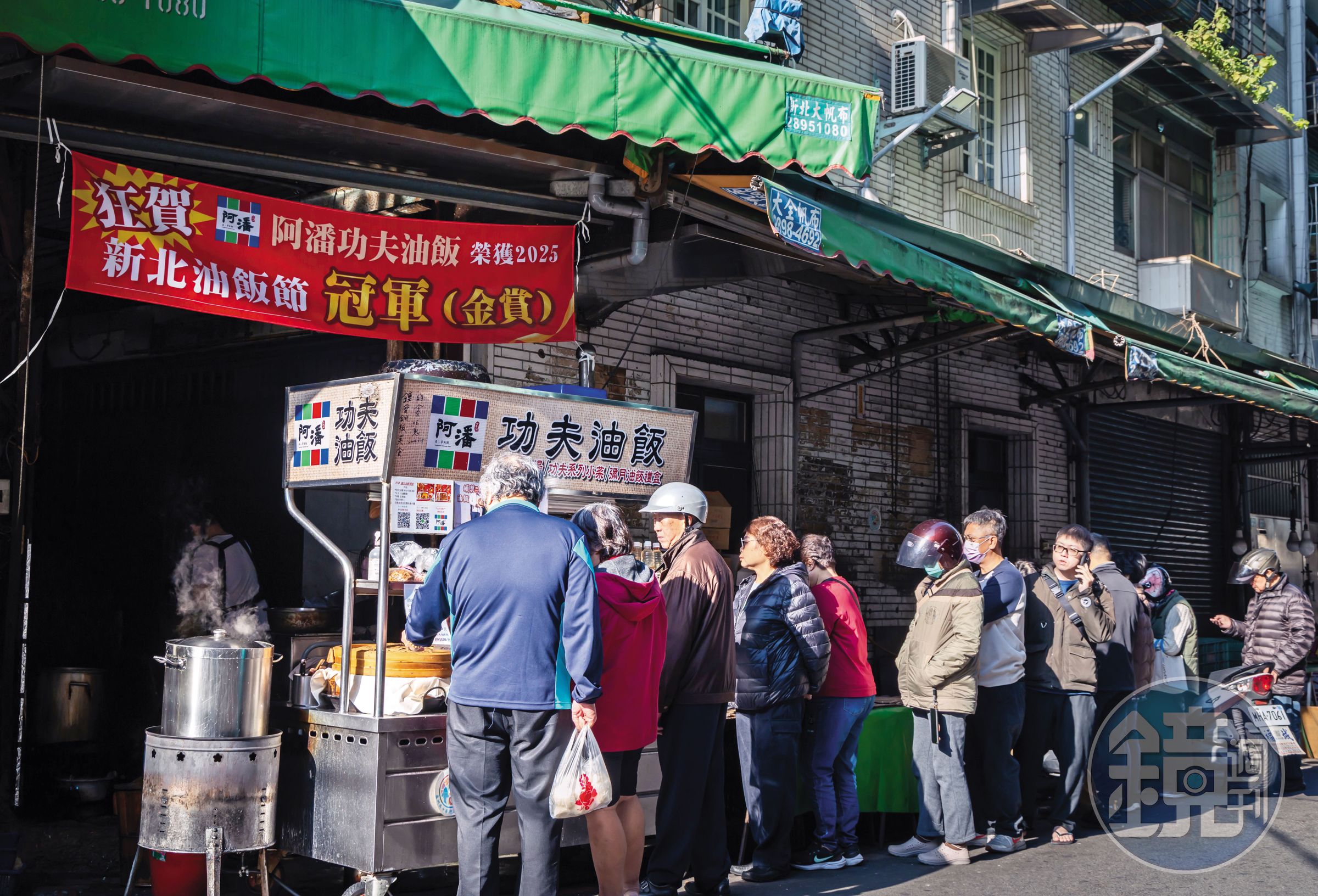得到油飯節冠軍後,早上8點半,攤位前就已出現排隊人龍。為公平起見,陳政任不再讓人預訂。