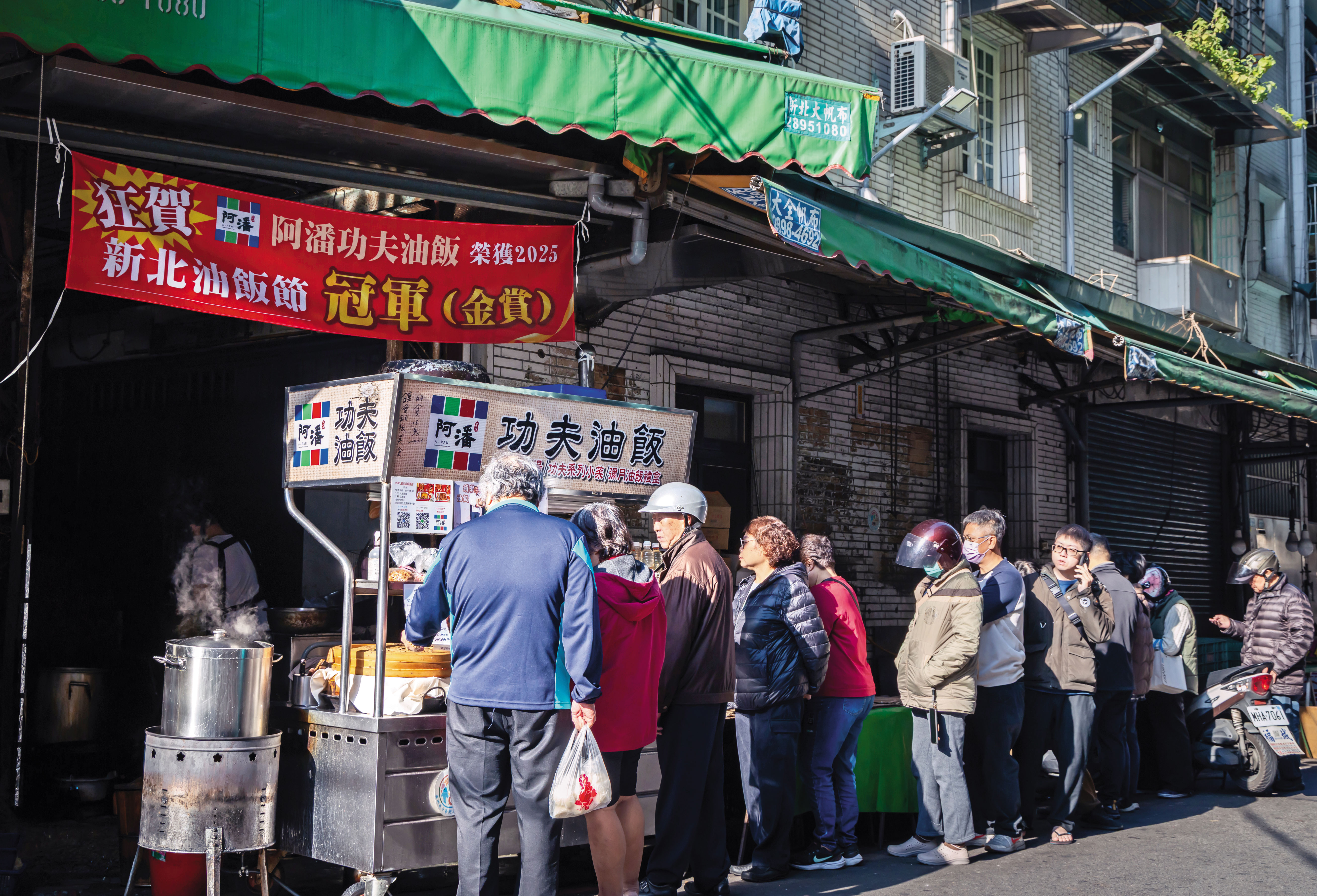 得到油飯節冠軍後,早上8點半,攤位前就已出現排隊人龍。為公平起見,陳政任不再讓人預訂。