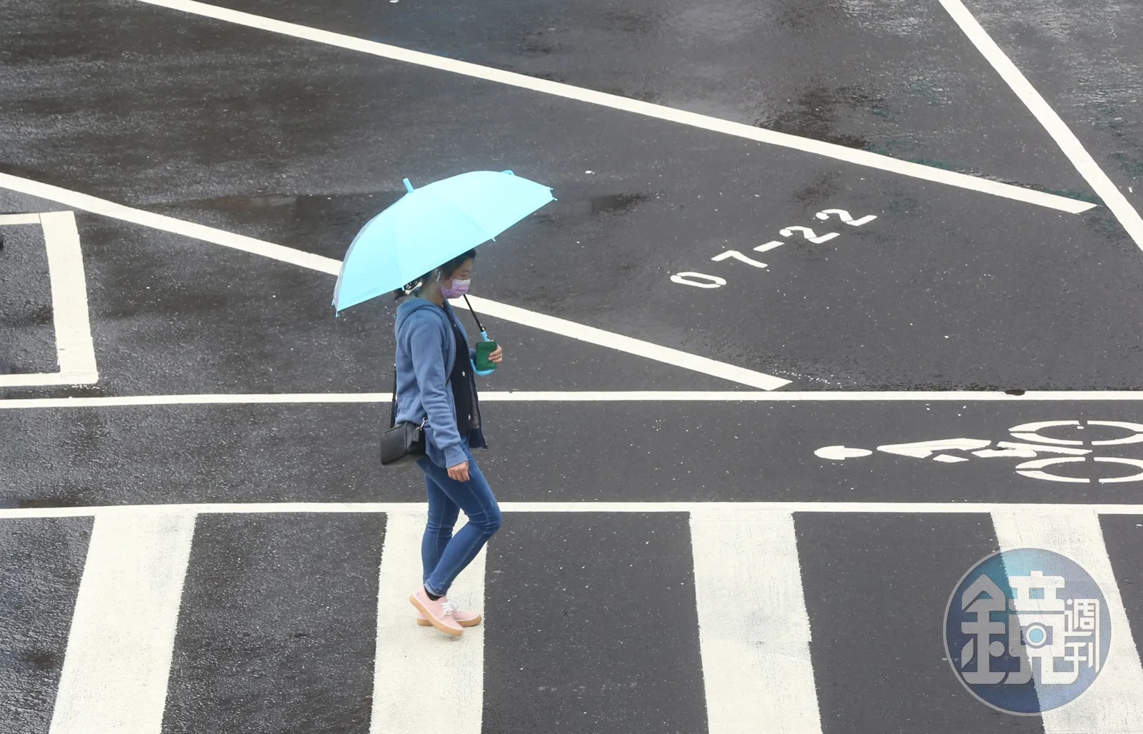 今日各地早晚稍涼，台灣東半部及桃園以北地區有局部短暫陣雨，並有局部大雨發生的機率。（示意圖，本刊資料照）