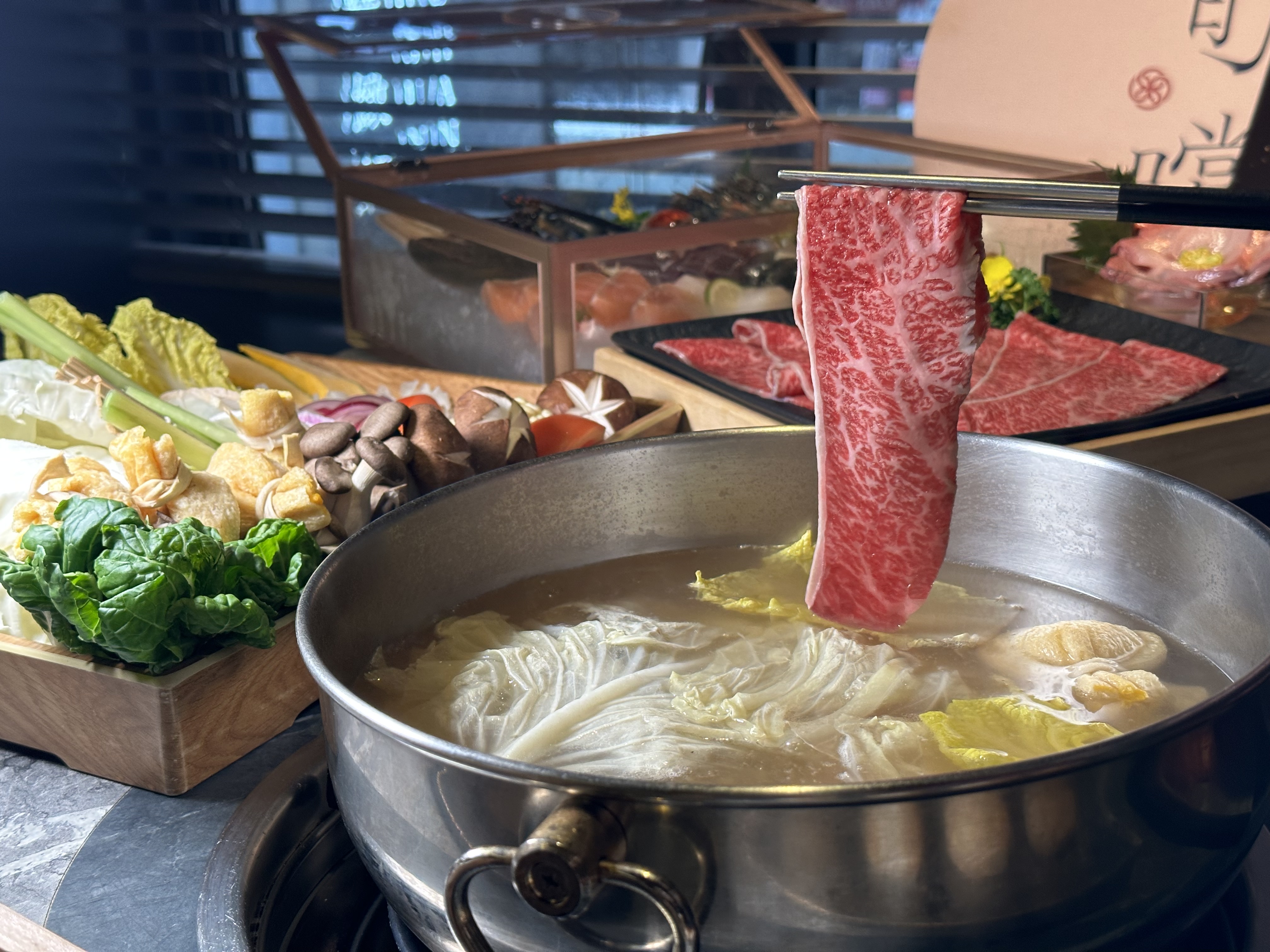 用和風魚介昆布湯涮肉、煮海鮮，能提出食材風味又不搶戲。