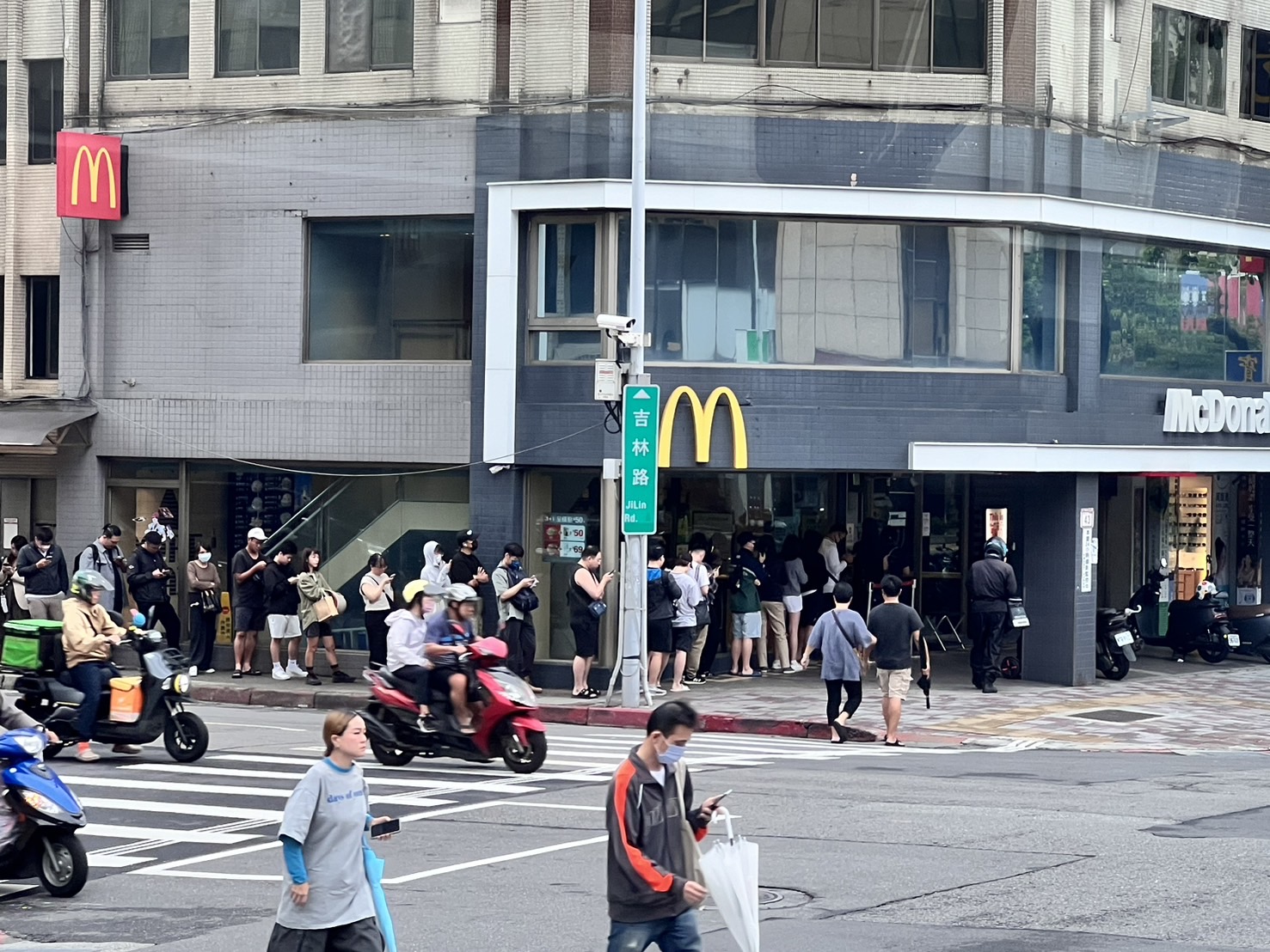 麥當勞攜手動漫《獵人》的盲卡包今日開賣，造成數間麥當勞外大排長龍。（讀者提供）