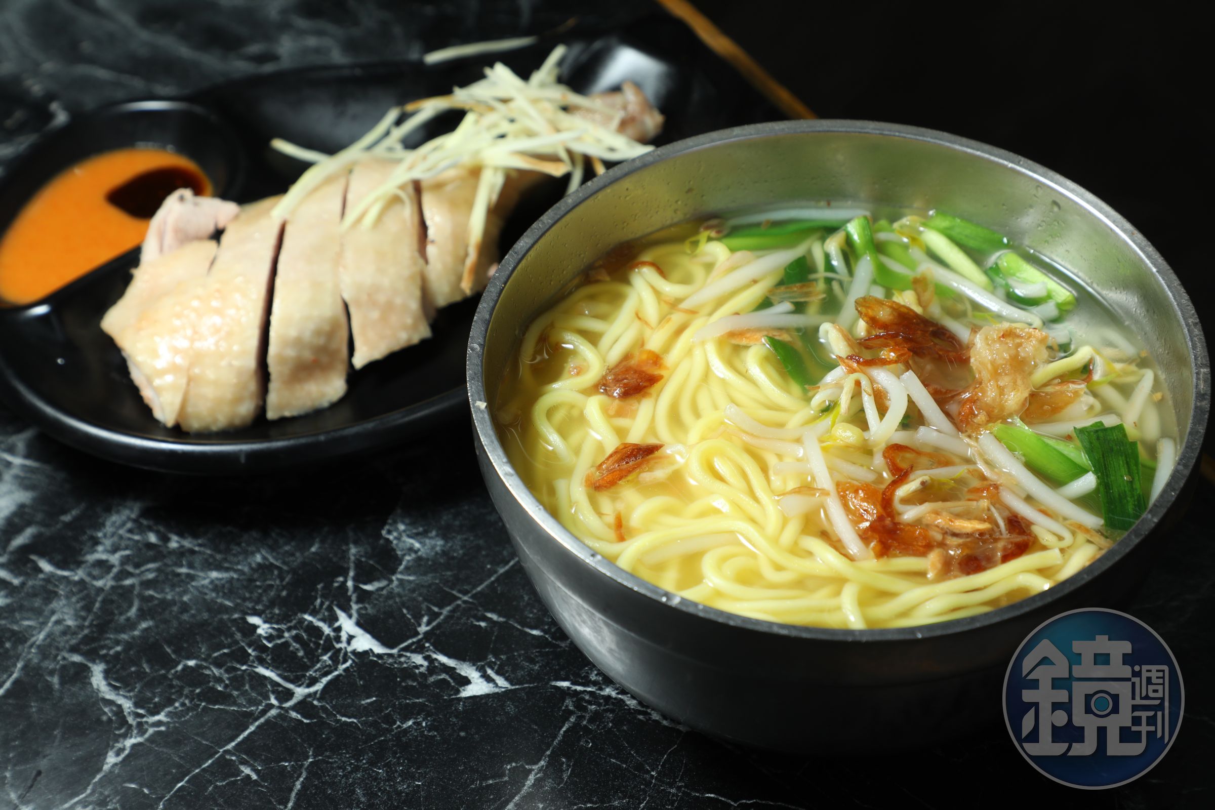 「鴨肉榮」的鴨肉麵是以傳統油麵加上鴨骨熬煮的鮮美高湯。
