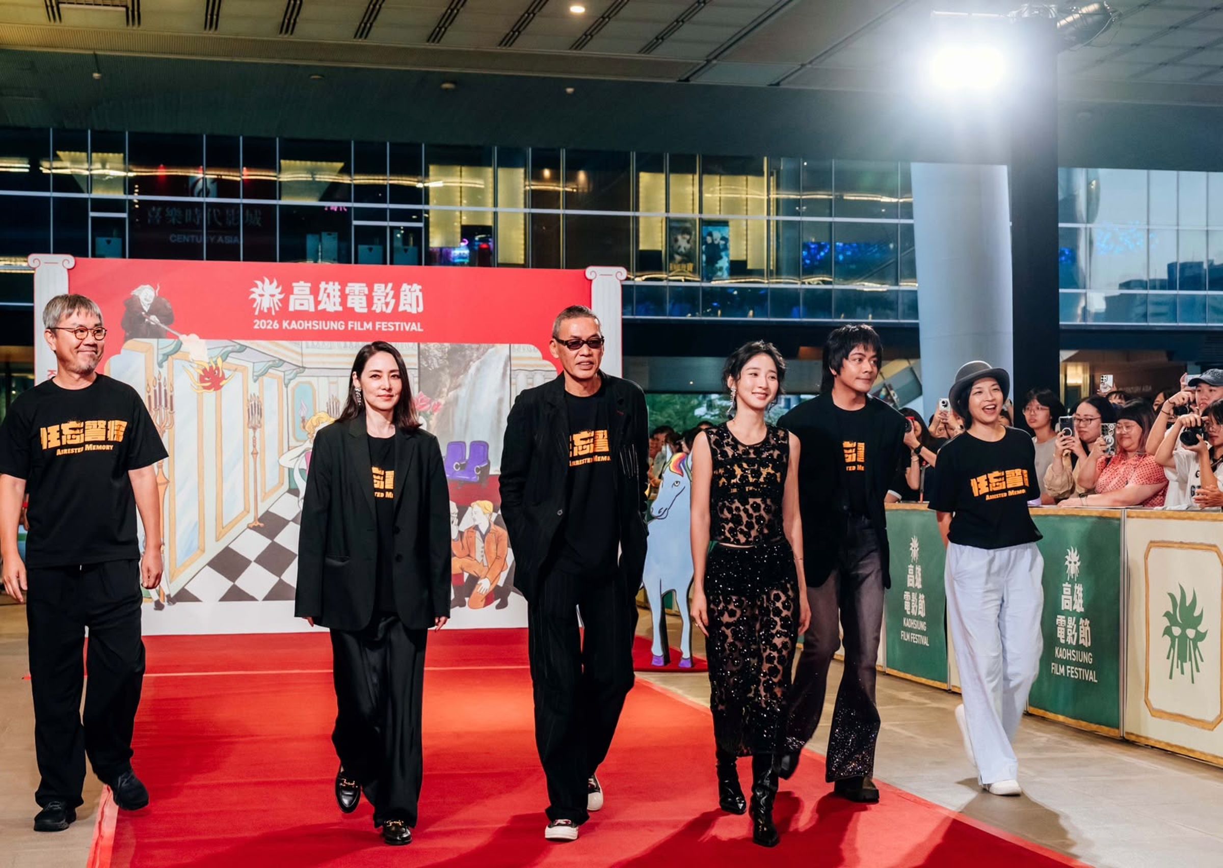 《狂忘警探》導演SABU率霧島麗香、李沐、喬瑟夫、黃江豐與王思靜強勢踩紅毯，開幕片入圍金馬11項傲視全場。(高雄電影節提供）