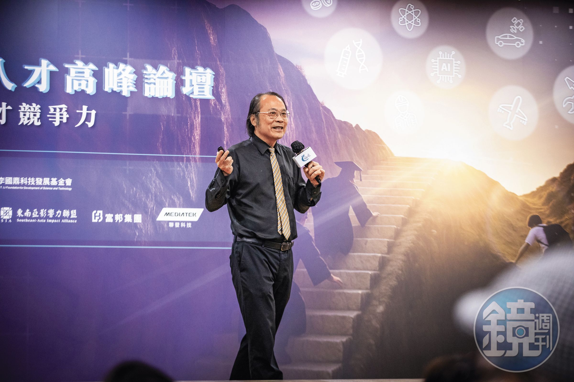 簡立峰退休後邀約仍不斷，他平日儘量以視訊開會，省下時間。圖為他日前出席實體活動「2025國鼎人才高峰論壇」，並發表專題演講。