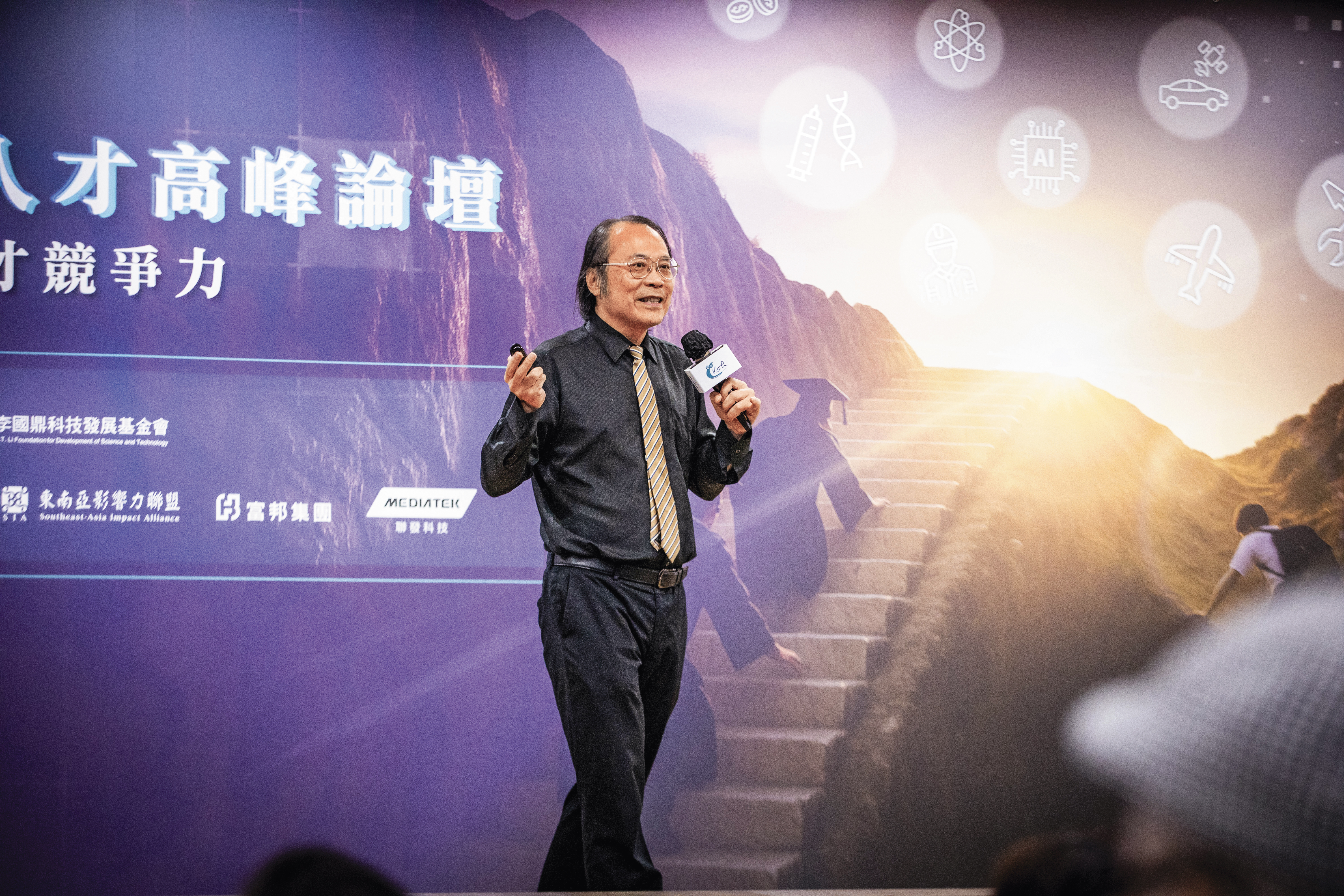 簡立峰退休後邀約仍不斷，他平日儘量以視訊開會，省下時間。圖為他日前出席實體活動「2025國鼎人才高峰論壇」，並發表專題演講。