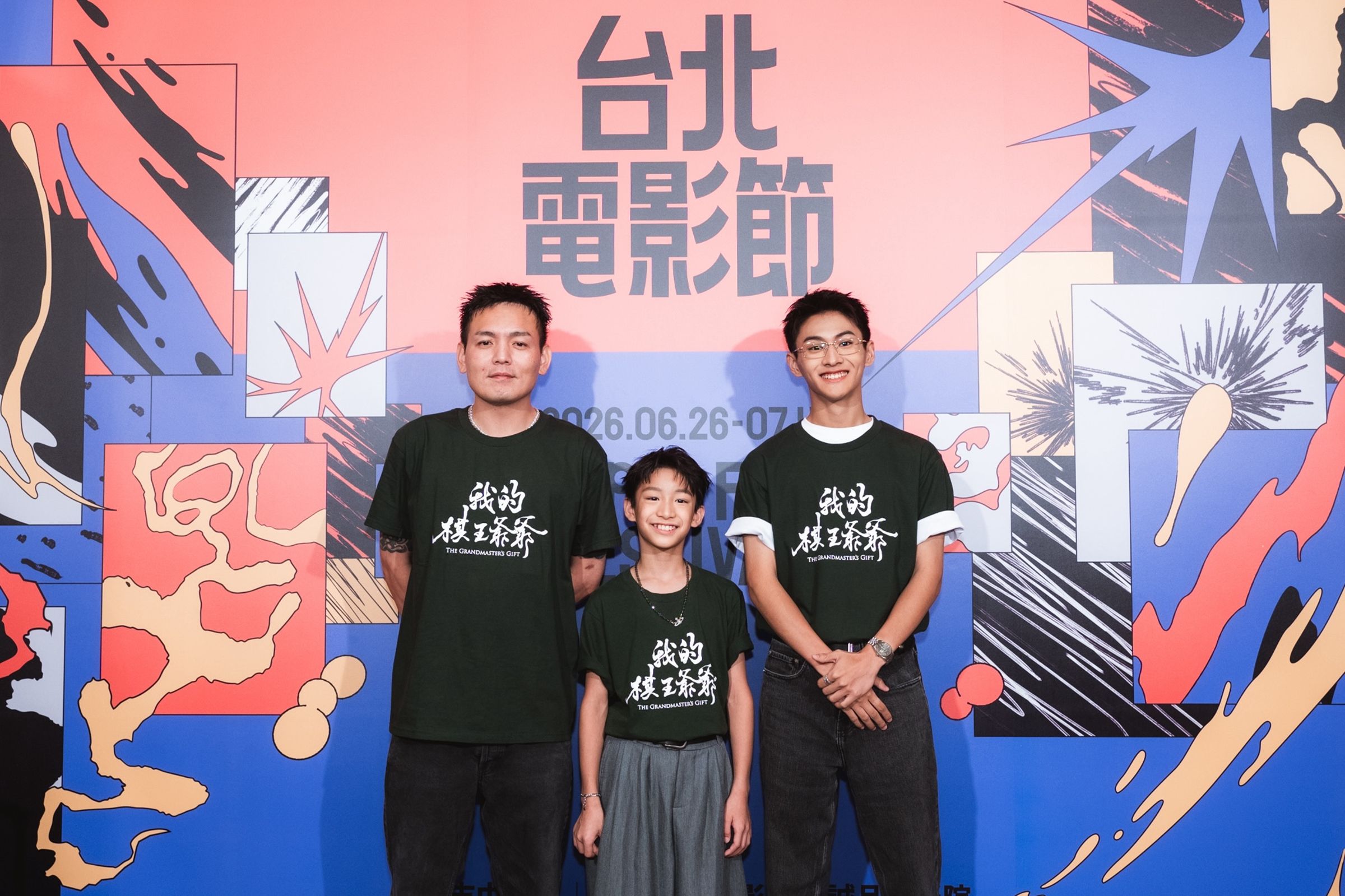 春風(左起)在片中升格「演爸爸」,與「小棋王」謝以樂、青年版「小棋王」朱宥丞培養父子默契。(台北電影節提供)