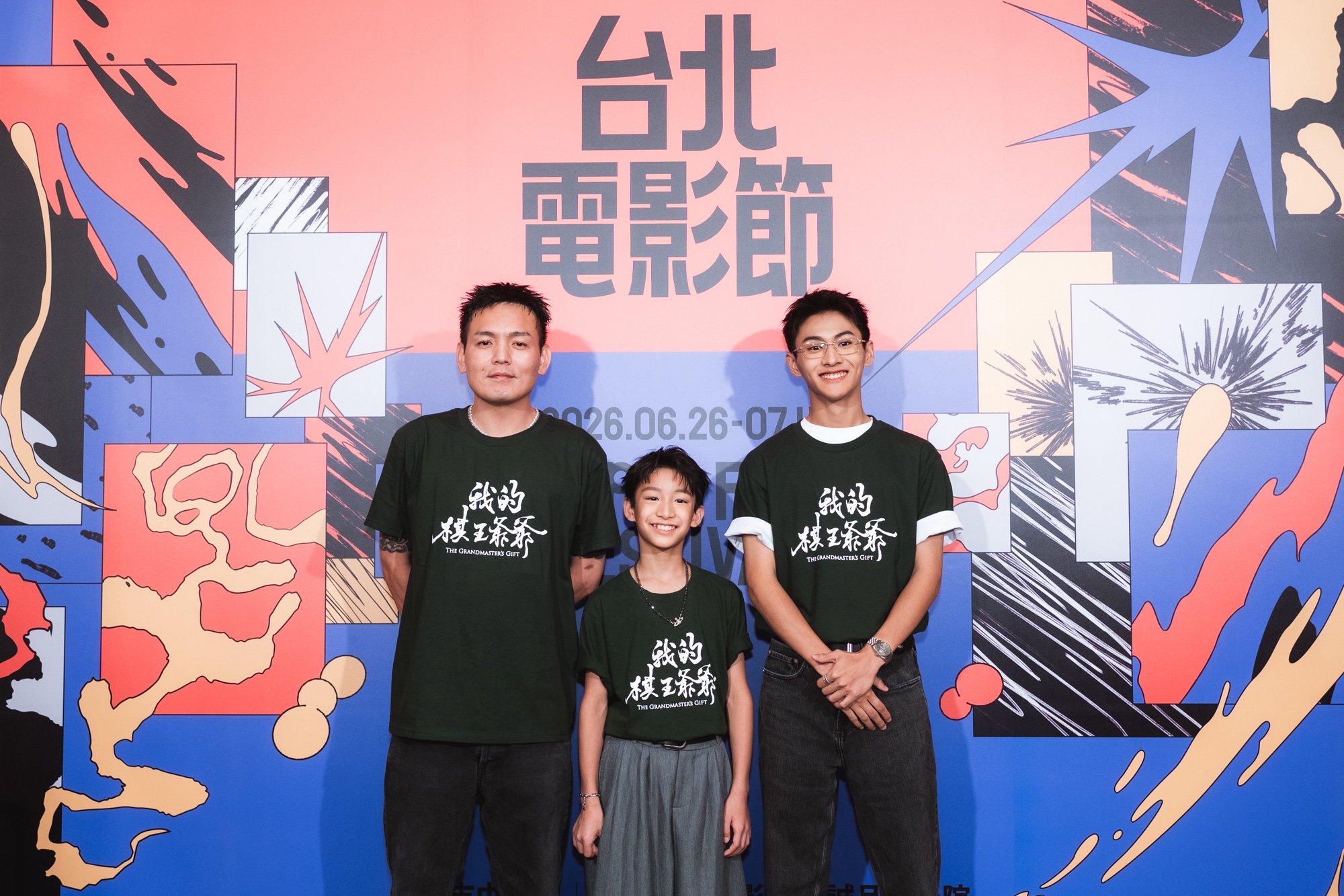 春風（左起）在片中升格「演爸爸」，與「小棋王」謝以樂、青年版「小棋王」朱宥丞培養父子默契。（台北電影節提供）