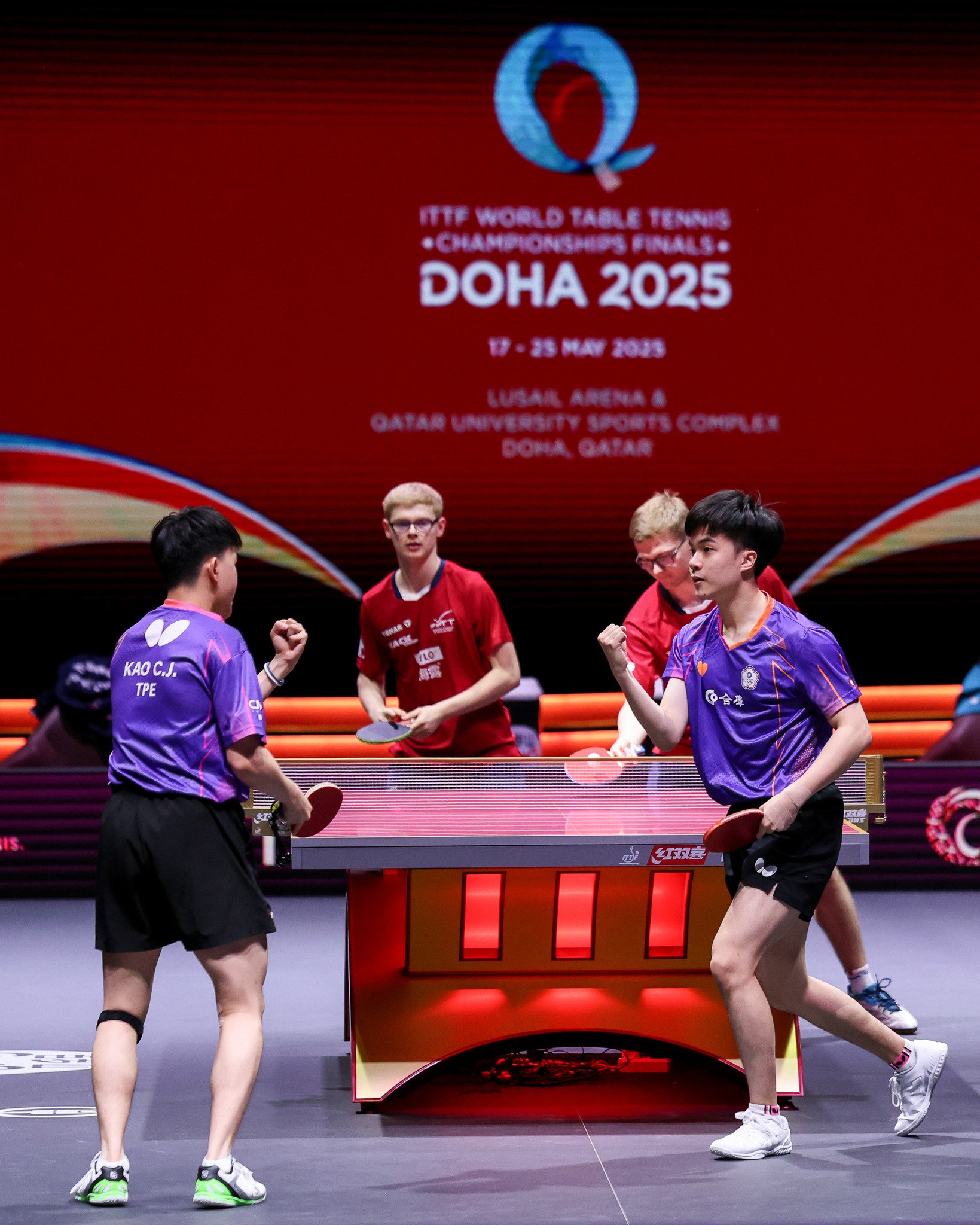 「柚香林萌」擊敗法國勒布倫兄弟檔,闖入世錦賽金牌戰。(翻攝World Table Tennis 臉書)