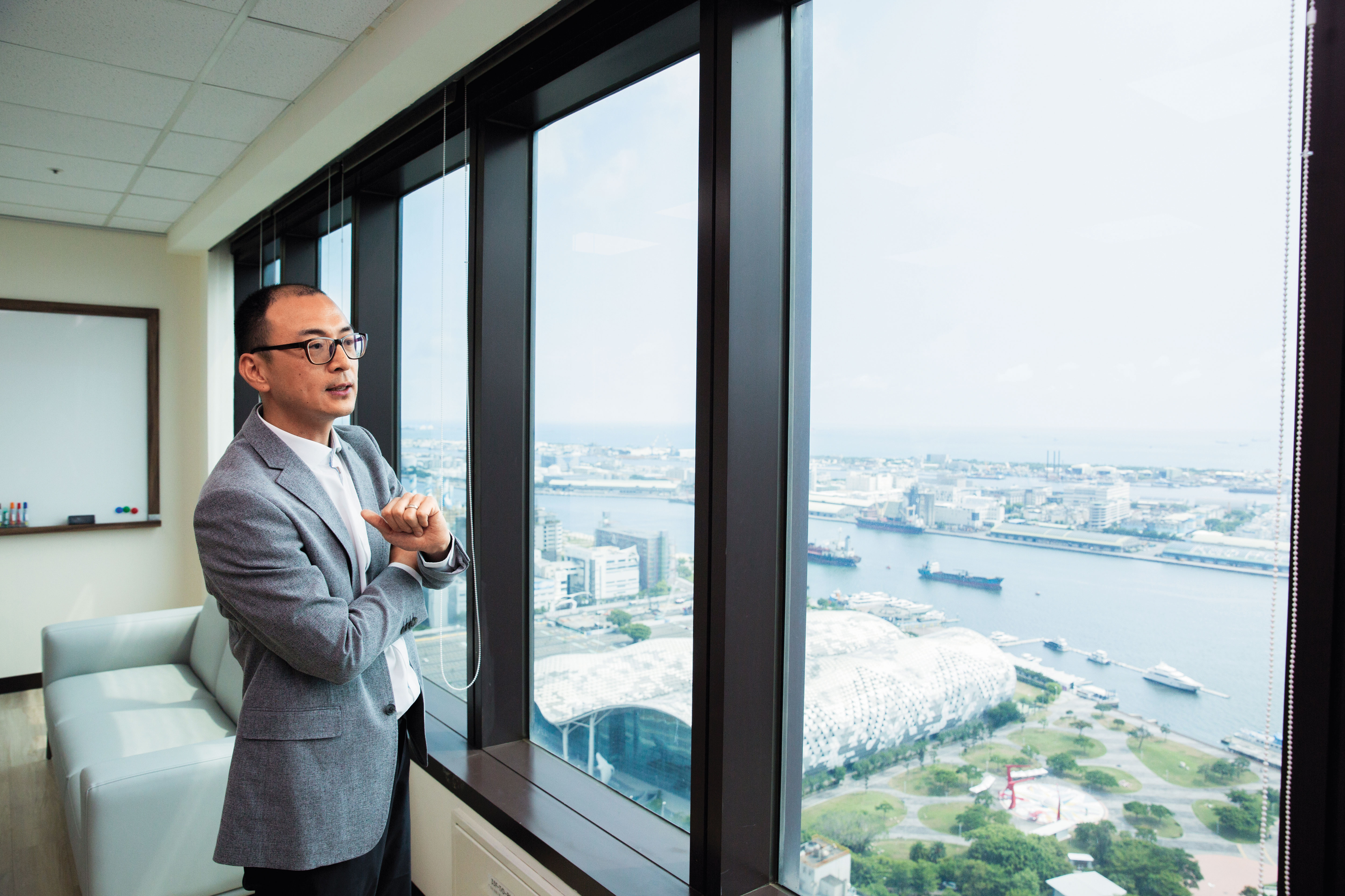 中山大學國際金融研究學院助理教授佘博文對房地產充滿熱情，高雄是他的主戰場。