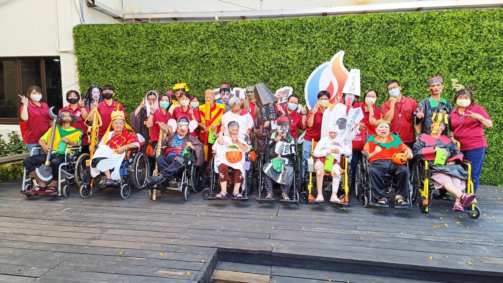 雲林身障養護中心今與服務對象一同變裝上街同樂。（雲林身障養護中心提供）
