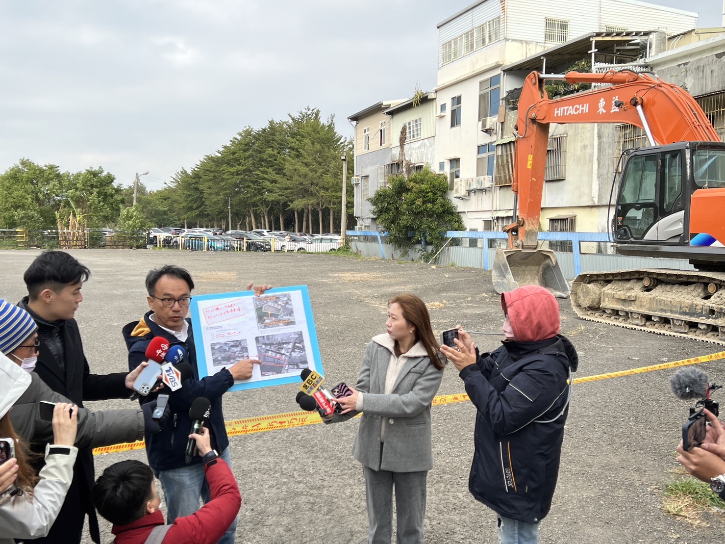 柯文哲農地遭質疑違規使用，已請廠商派機具進場刨除瀝青，會依法儘速回復農用。